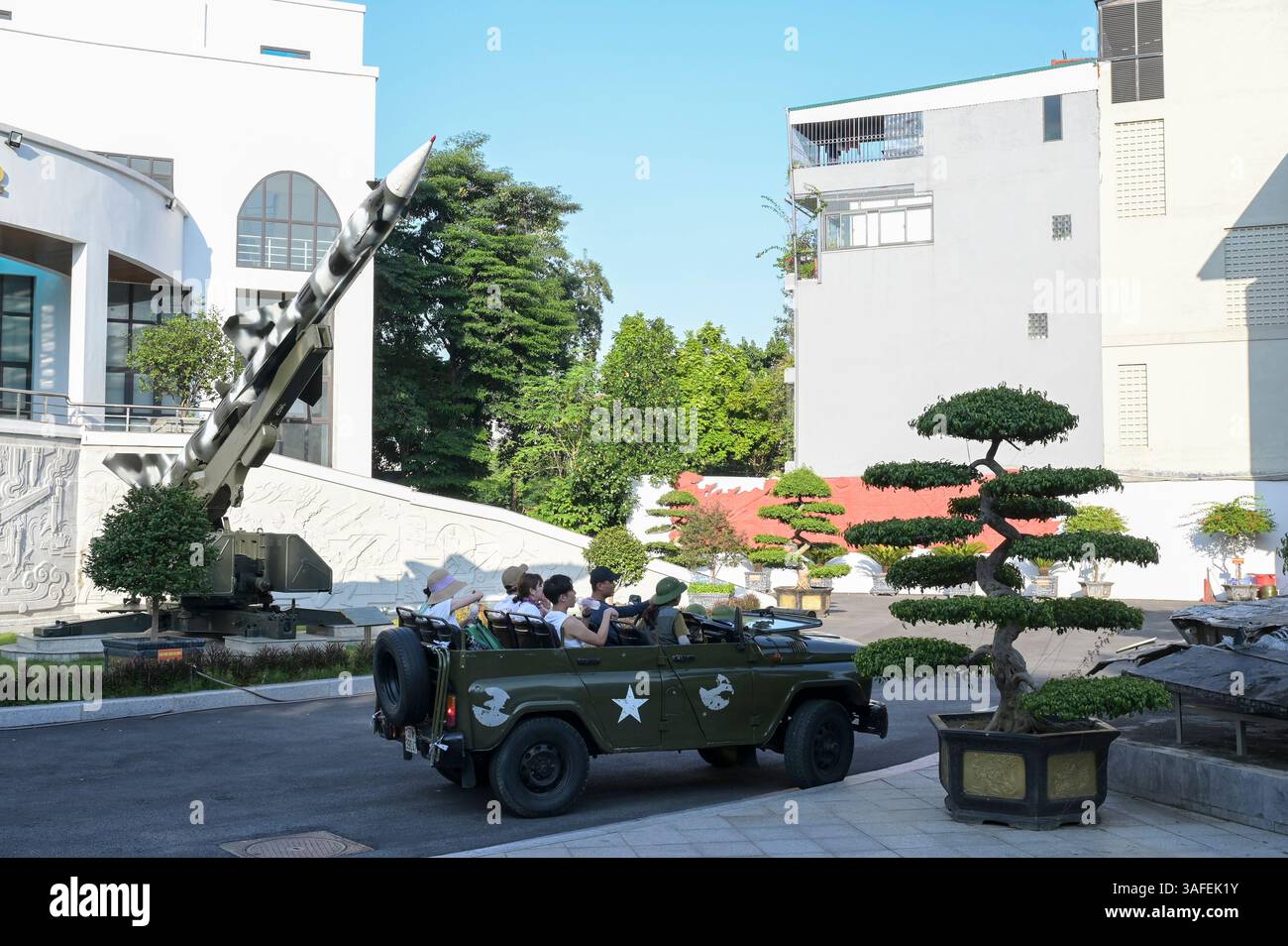 VIETNAM, ville de Hanoi, musée de la victoire B52 , affiche l'équipement militaire de la guerre du Vietnam, missile anti-aérien soviétique, vendu oviet jeep UAZ-469 pour les touristes Banque D'Images