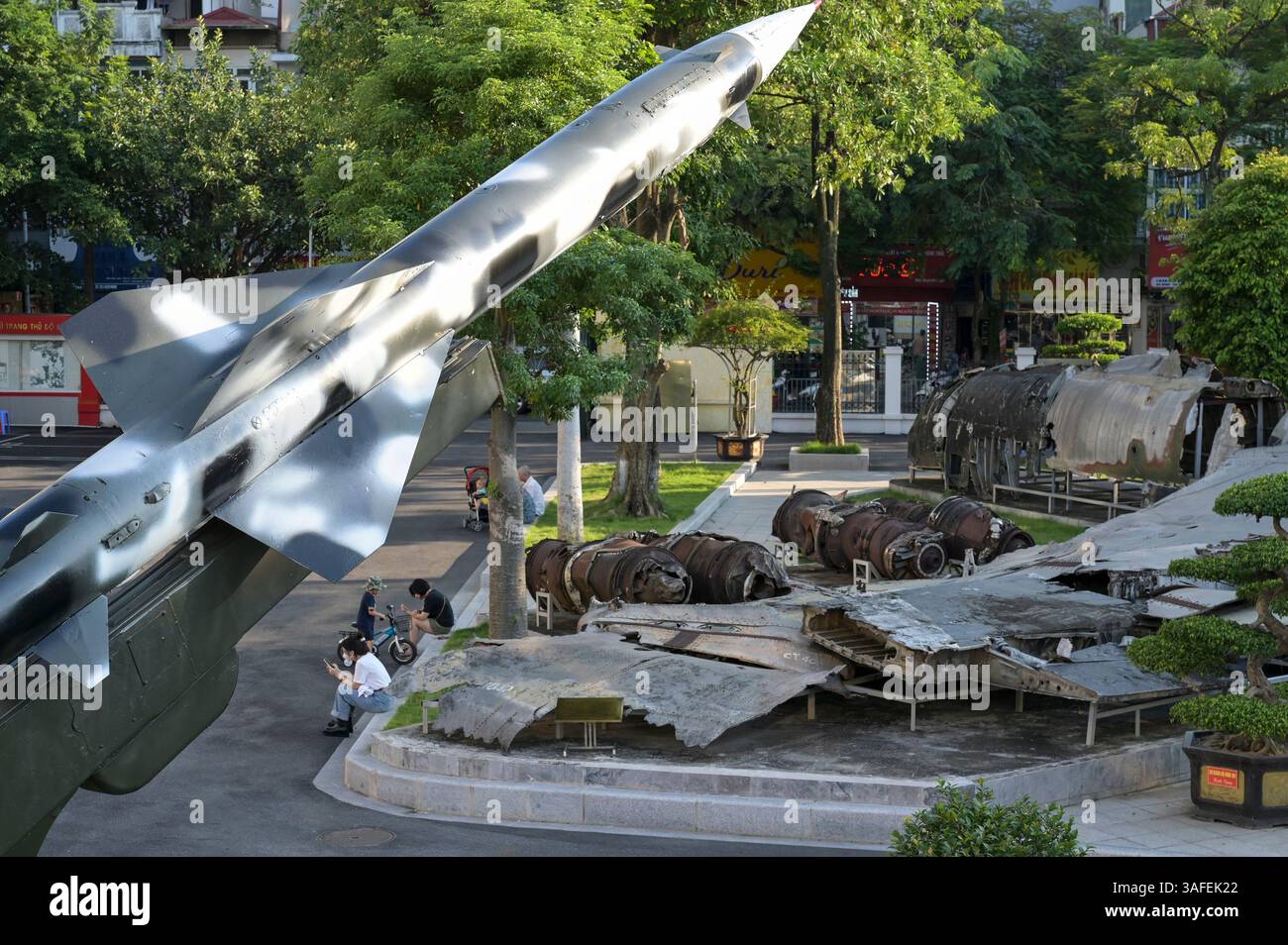 VIETNAM, ville de Hanoi, musée de la victoire B52 , montre du matériel militaire de la guerre du Vietnam, bombardier américain abattu B-52 et missile anti-aérien soviétique Banque D'Images