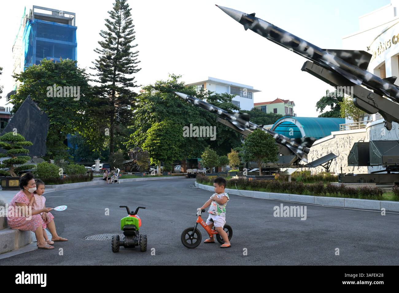 VIETNAM, ville de Hanoi, musée de la victoire B52 , affiche l'équipement militaire de la guerre du Vietnam, missile anti-aérien soviétique Banque D'Images