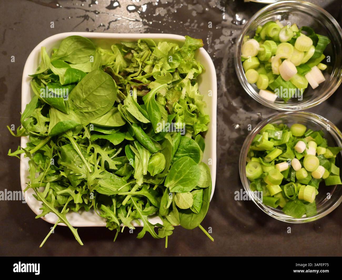 Salade verte à la laitue d'agneau et à la roquette, fraîche et saine, idéale comme collation de fête légère. Parfait pour les buffets et les thèmes de design culinaire. Banque D'Images