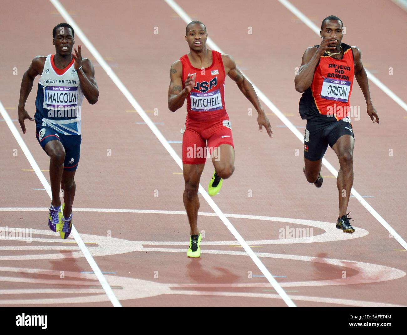 8 août 2012 - Londres, GBR - Maurice Mitchell, au centre, des États-Unis court entre Brendan Christian d'Antigua, à droite, et Christian Malcolm de Grande-Bretagne dans une demi-finale de course masculine de 200 m au stade Olympique lors des Jeux Olympiques d'été de 2012 à Londres, Angleterre, mercredi 8 août 2012. Mitchell termine la demi-finale à la cinquième place, et ne se qualifie pas pour la finale du 200m. (Crédit image : © Chuck Myers/MCT/MCT/ZUMAPRESS.com) Banque D'Images