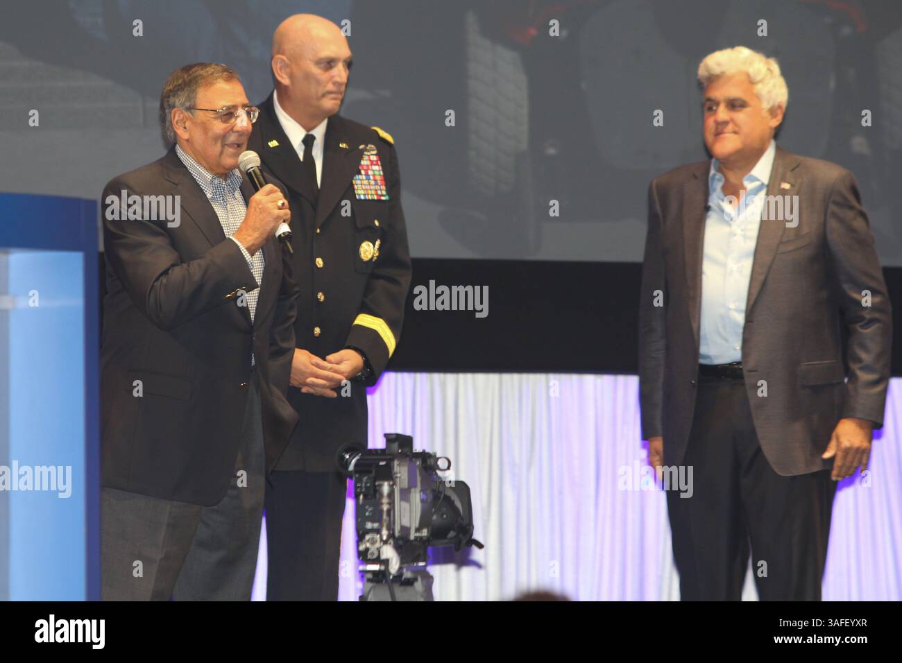 17 août 2012 - Pebble Beach, Californie, États-Unis - L'animateur de l'émission de télévision de ce soir, JAY LENO, avec l'aide du secrétaire américain à la Défense, LEON PANETTA, le chef d'état-major de l'armée américaine, GENE RAYMOND ODIERNO, a vendu aux enchères la Fiat 500 Prima Edizone de Jay Leno d'une valeur de seulement 25 000 $ pour un énorme 385 000 $. La vente visait une collecte de fonds pour la maison Fisher. La vente a eu lieu lors de la vente aux enchères de voitures classiques Goodings dans le cadre des événements Pebble Beach concours d'Elegance. (Crédit image : © Dane Andrew/ZUMAPRESS.com) Banque D'Images