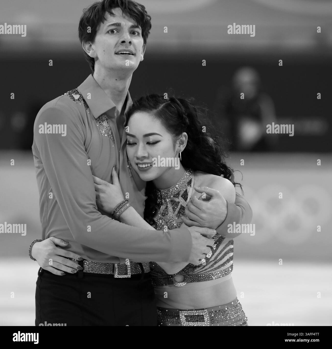 12 FÉVRIER 2022 - Pékin, Chine : Misato Komatsubara et Tim Koleto du Japon patinent pendant la danse rythmique de patinage artistique sur glace au Beijing 2022 W. Banque D'Images