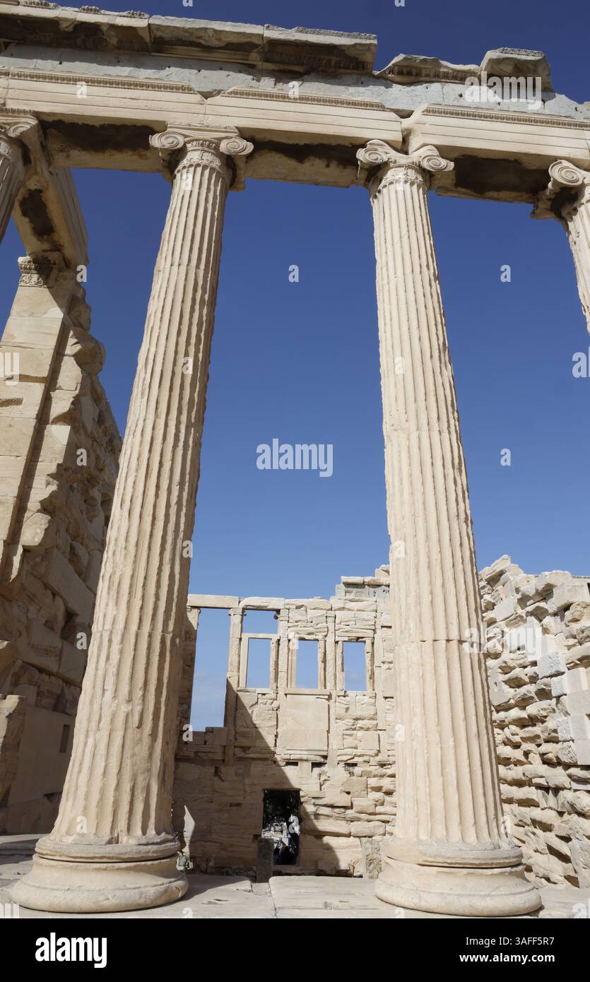 Les colonnes ioniques du Sanctuaire de Zeus Polieus sur l'Acropole à Athènes, Grèce. Banque D'Images