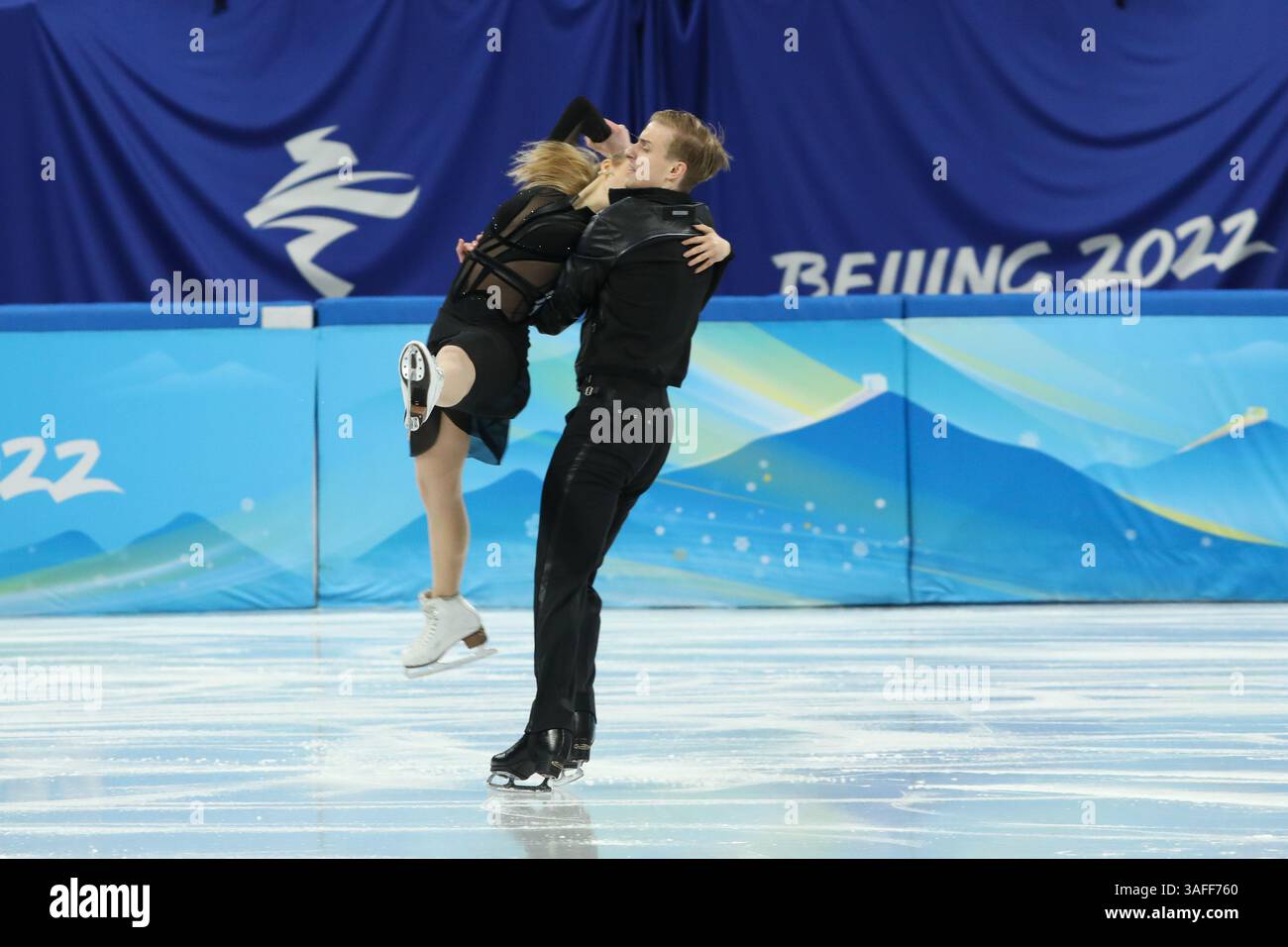 12 FÉVRIER 2022 - Pékin, Chine : Paulina Ramanauskaite et Deividas Kizala, de Lituanie, patinent pendant la danse rythmique du patinage artistique sur glace au BE Banque D'Images