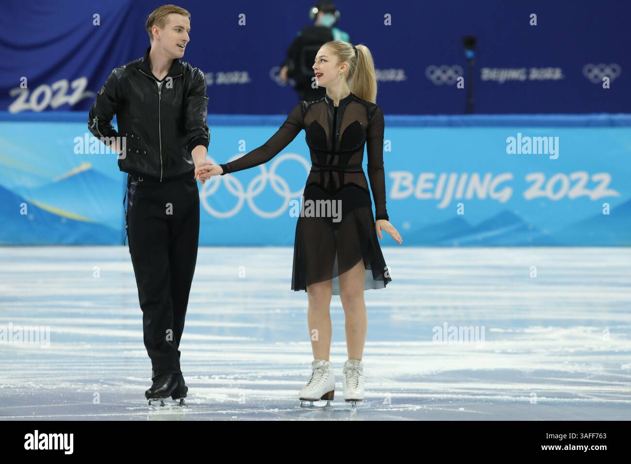 12 FÉVRIER 2022 - Pékin, Chine : Paulina Ramanauskaite et Deividas Kizala, de Lituanie, patinent pendant la danse rythmique du patinage artistique sur glace au BE Banque D'Images