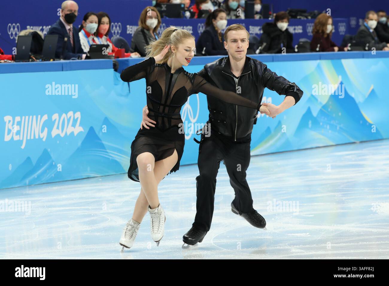 12 FÉVRIER 2022 - Pékin, Chine : Paulina Ramanauskaite et Deividas Kizala, de Lituanie, patinent pendant la danse rythmique du patinage artistique sur glace au BE Banque D'Images