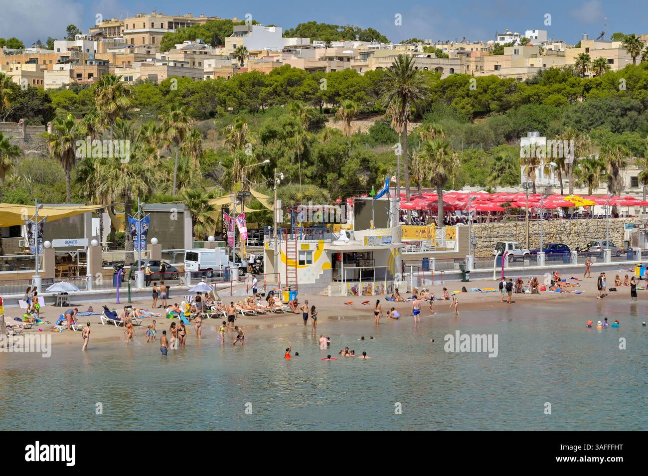 St Julian's, Malte - 6 août 2023 : vue panoramique des gens sur la plage et dans la mer dans la baie de St George dans la ville de St Julians. Banque D'Images