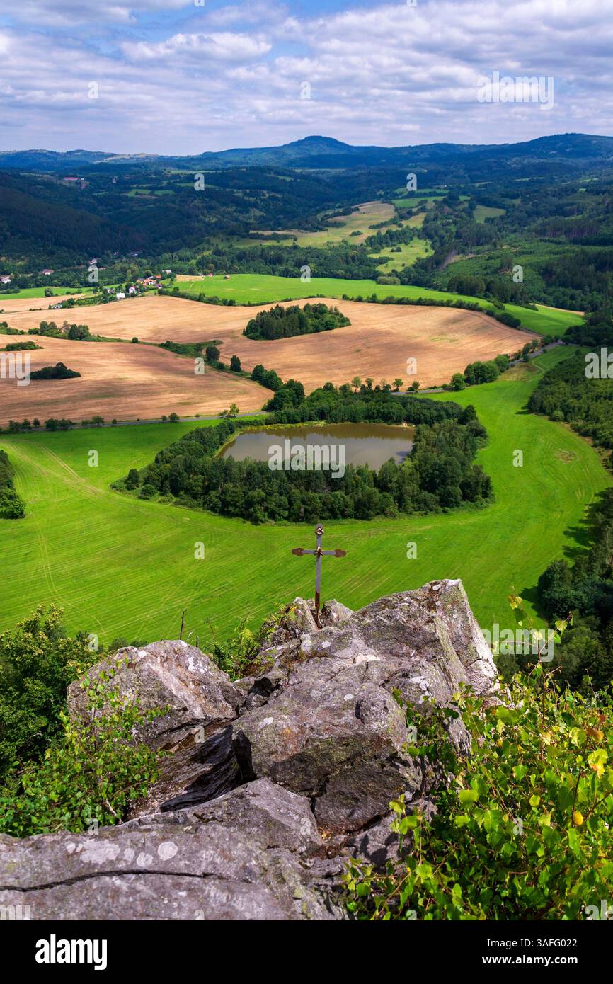 Étang dans un beau paysage avec des forêts, des prairies et des champs en dessous de Semnicka skala dans la zone paysagère protégée Slavkovsky les près de Karlovy Vary, Banque D'Images