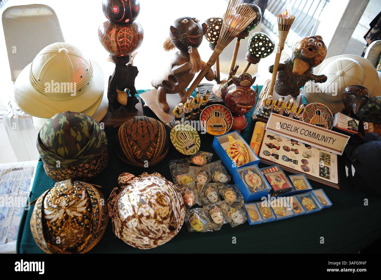 7 septembre 2012 - Solo, East Java, Indonésie - exposition artisanale et artistique animer la 30e conférence annuelle Fédération pour la promotion culturelle asiatique (FACP) 2012, à Solo, Indonésie. Offert des produits originaux distinctifs de Java central, tels que Batik, t-shirt, laiton et souvenirs. (Crédit image : © Robertus Pudyanto/ZUMAPRESS.com) Banque D'Images