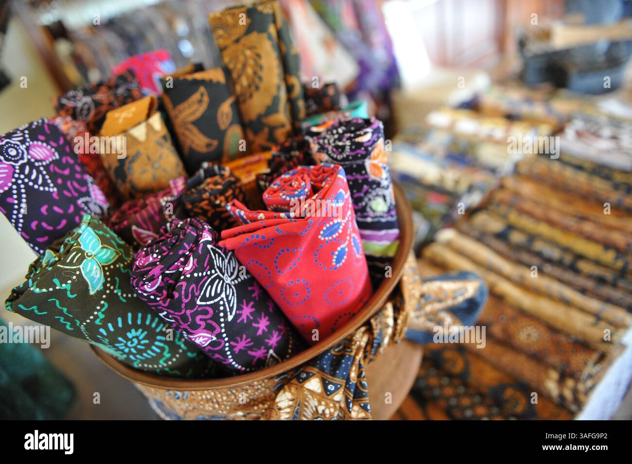 7 septembre 2012 - Solo, East Java, Indonésie - exposition artisanale et artistique animer la 30e conférence annuelle Fédération pour la promotion culturelle asiatique (FACP) 2012, à Solo, Indonésie. Offert des produits originaux distinctifs de Java central, tels que Batik, t-shirt, laiton et souvenirs. (Crédit image : © Robertus Pudyanto/ZUMAPRESS.com) Banque D'Images