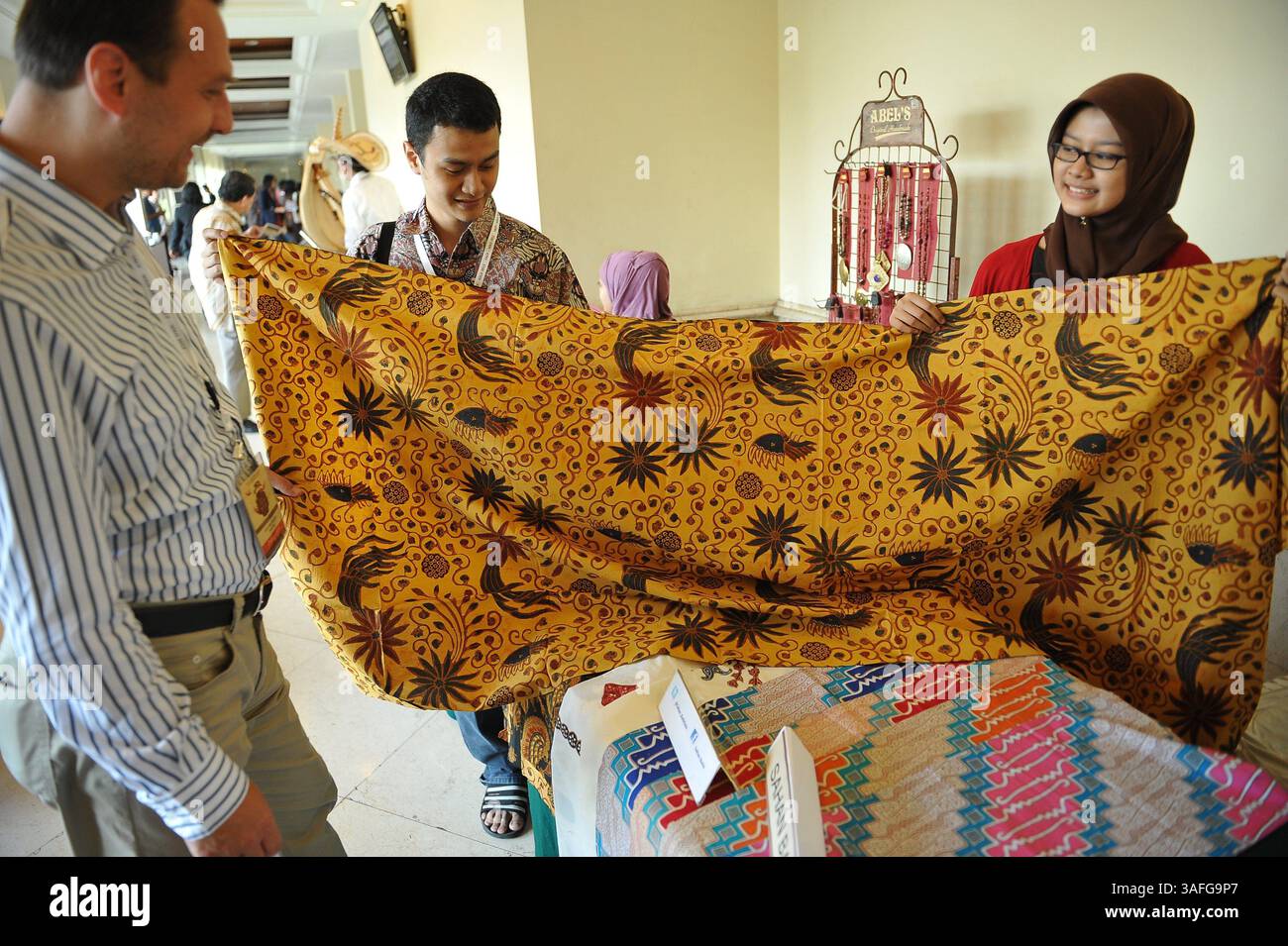7 septembre 2012 - Solo, East Java, Indonésie - exposition artisanale et artistique animer la 30e conférence annuelle Fédération pour la promotion culturelle asiatique (FACP) 2012, à Solo, Indonésie. Offert des produits originaux distinctifs de Java central, tels que Batik, t-shirt, laiton et souvenirs. (Crédit image : © Robertus Pudyanto/ZUMAPRESS.com) Banque D'Images