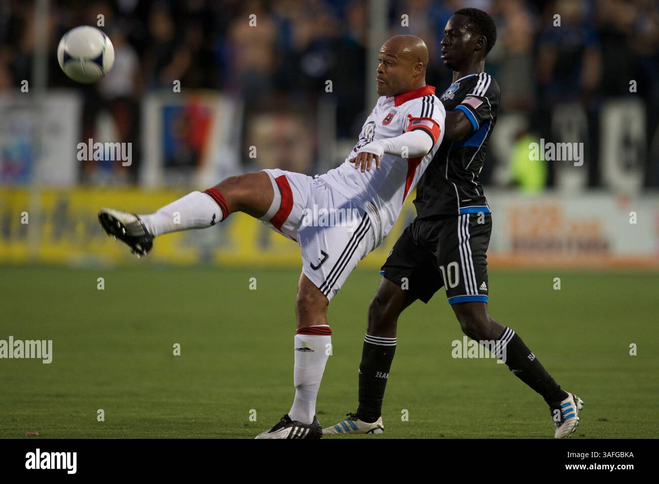 2 mai 2012 - Santa Clara, Californie, États-Unis - le défenseur de D.C. United Robbie Russell (3) retient les tremblements de terre milieu de terrain Simon Dawkins (10) pendant le match MLS entre les tremblements de terre de San Jose et D.C. United au stade Buck Shaw à Santa Clara, CA. Les tremblements de terre ont gagné 5-3. (Crédit image : © Matt Cohen/ZUMAPRESS.com) Banque D'Images