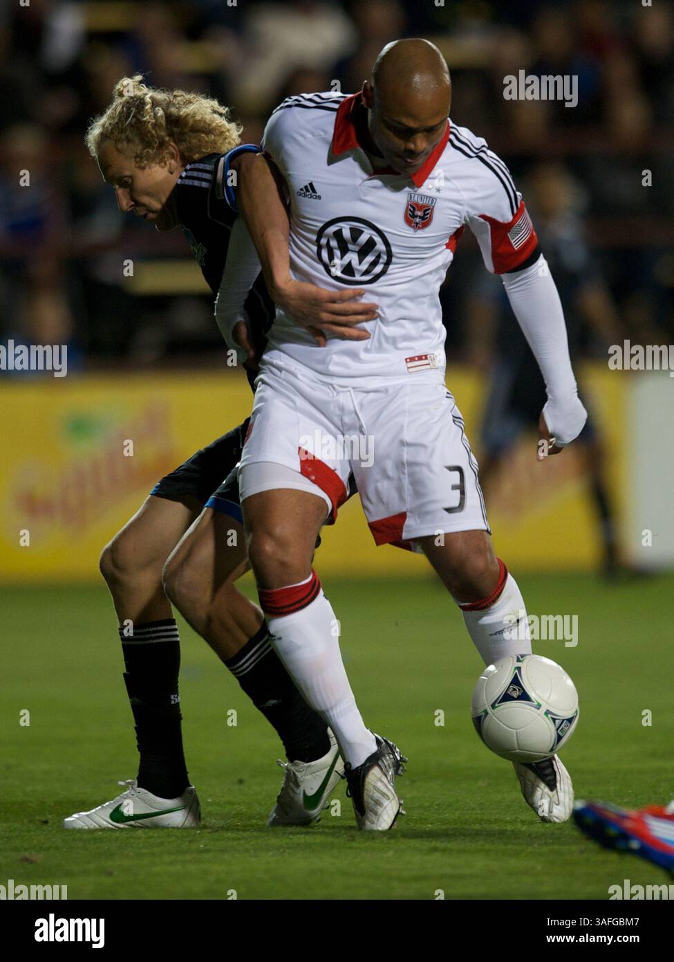 2 mai 2012 - Santa Clara, Californie, États-Unis - le défenseur de D.C. United Robbie Russell (3) garde la balle loin de l'attaquant Steven Lenhart (24) pendant le match MLS entre les tremblements de terre de San Jose et D.C. United au stade Buck Shaw de Santa Clara, CA. Les tremblements de terre ont gagné 5-3. (Crédit image : © Matt Cohen/ZUMAPRESS.com) Banque D'Images