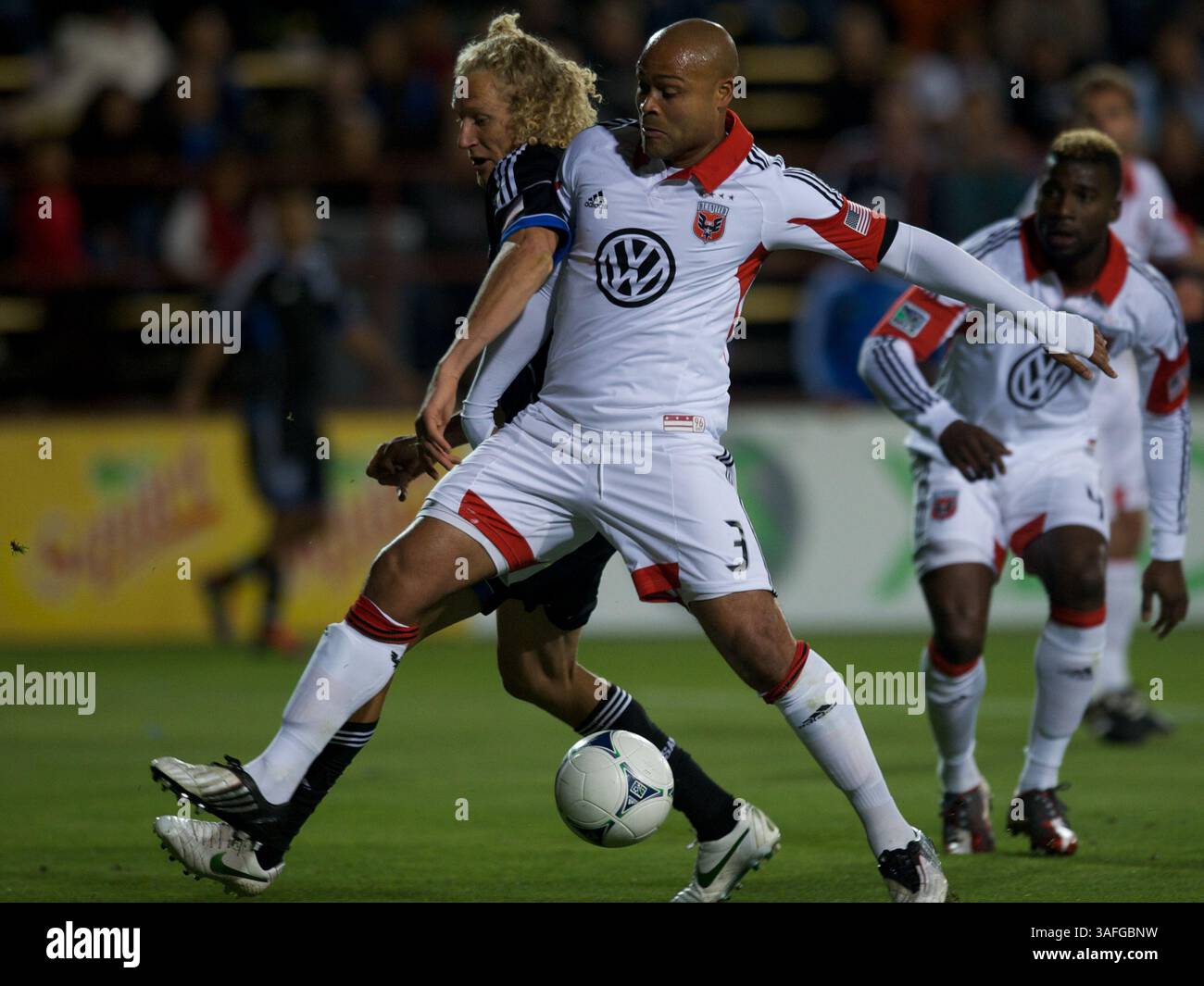 2 mai 2012 - Santa Clara, Californie, États-Unis - le défenseur de D.C. United Robbie Russell (3) garde la balle loin de l'attaquant Steven Lenhart (24) pendant le match MLS entre les tremblements de terre de San Jose et D.C. United au stade Buck Shaw de Santa Clara, CA. Les tremblements de terre ont gagné 5-3. (Crédit image : © Matt Cohen/ZUMAPRESS.com) Banque D'Images
