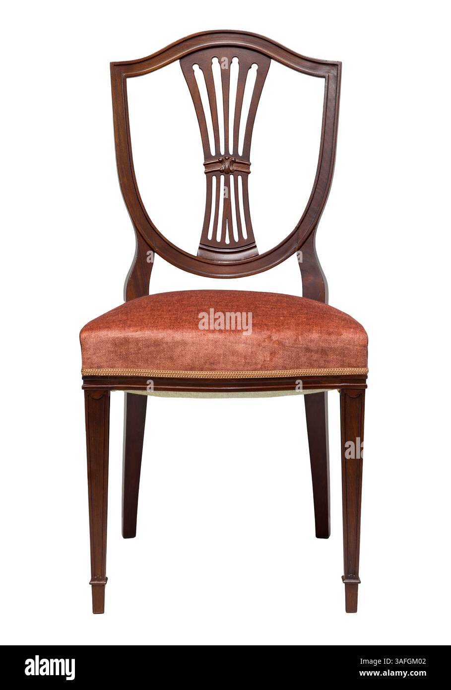 Une chaise en bois magnifiquement conçue dispose d'un dossier complexe et d'un coussin orange vif. Idéal pour rehausser l'esthétique du moderne ou des clas Banque D'Images