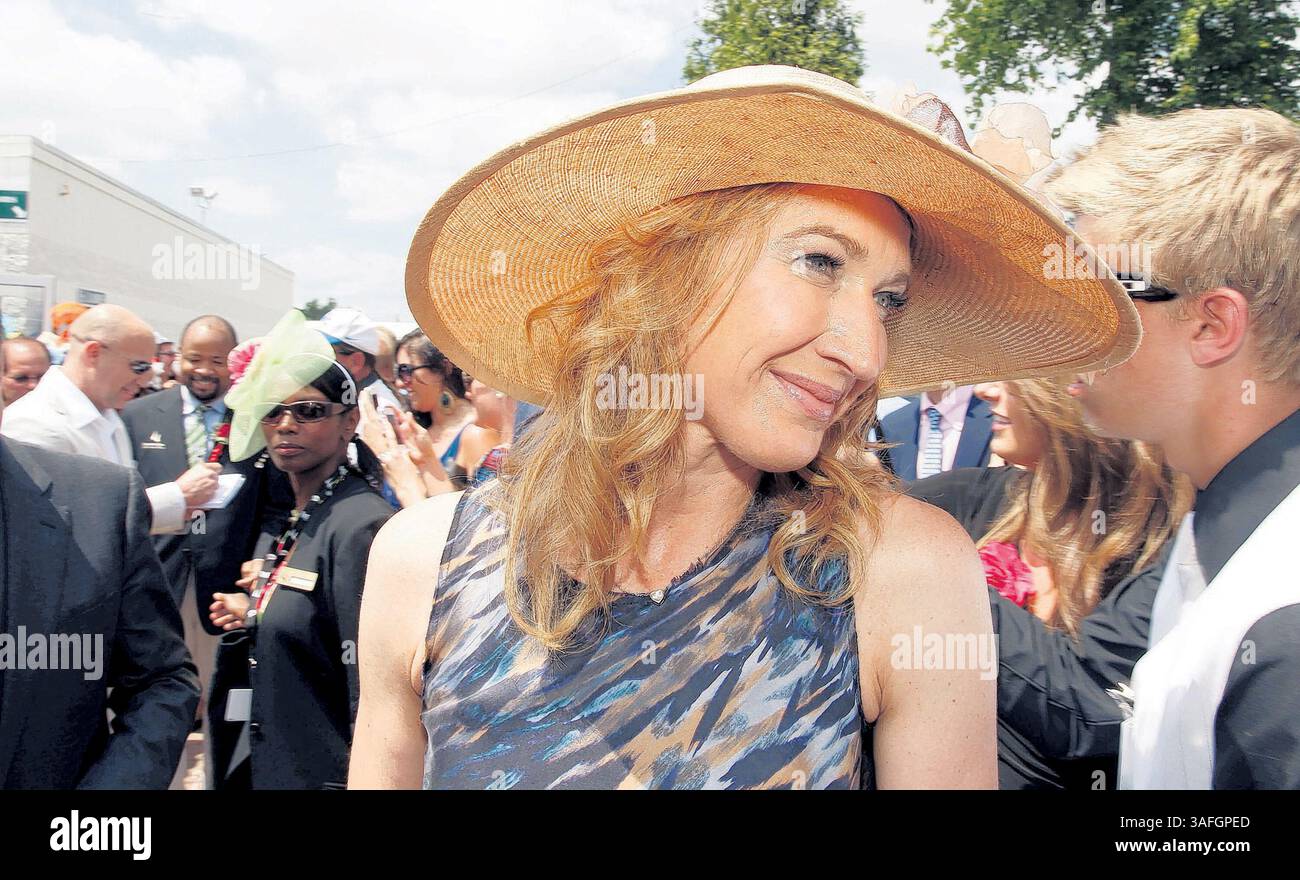 5 mai 2012 - Louisville, KY, USA - la joueuse de tennis Steffi Graf, épouse d'André Agassi, qui signe un autographe à gauche, est entrée dans les Downs après avoir fait une apparition sur le tapis rouge lors de la 138e course du Derby du Kentucky à Churchill Downs à Louisville, Kentucky, samedi 5 mai 2012. (Crédit image : © Charles Bertram/Lexington Herald-leader/MCT/ZUMAPRESS.com) Banque D'Images