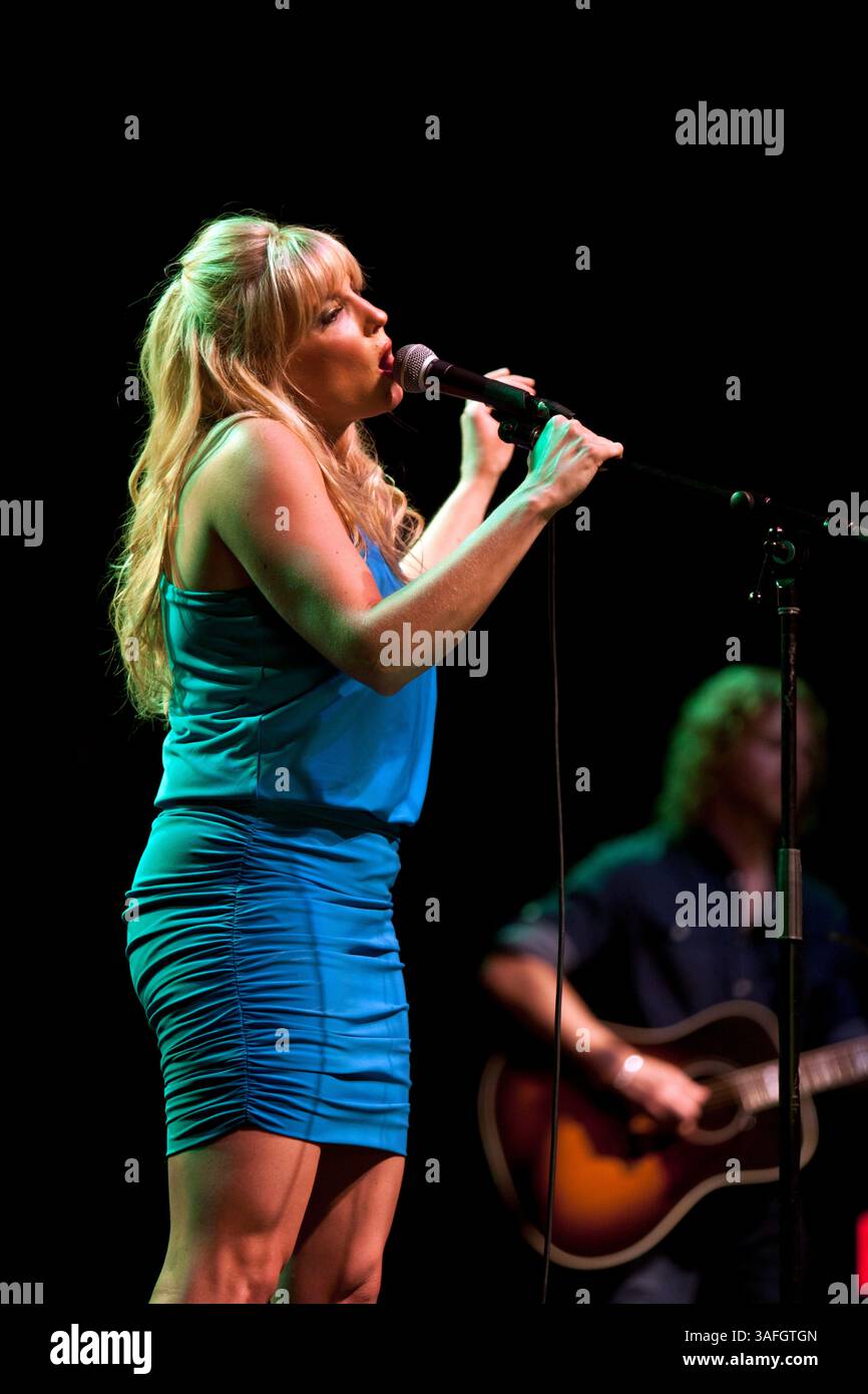 4 mai 2012 - Charlotte, Caroline du Nord, États-Unis - la chanteuse country JULIE ROBERTS se produit au Neighborhood Theatre de Charlotte, en Caroline du Nord (crédit image : © Jeff Hahne/ZUMAPRESS.com) Banque D'Images