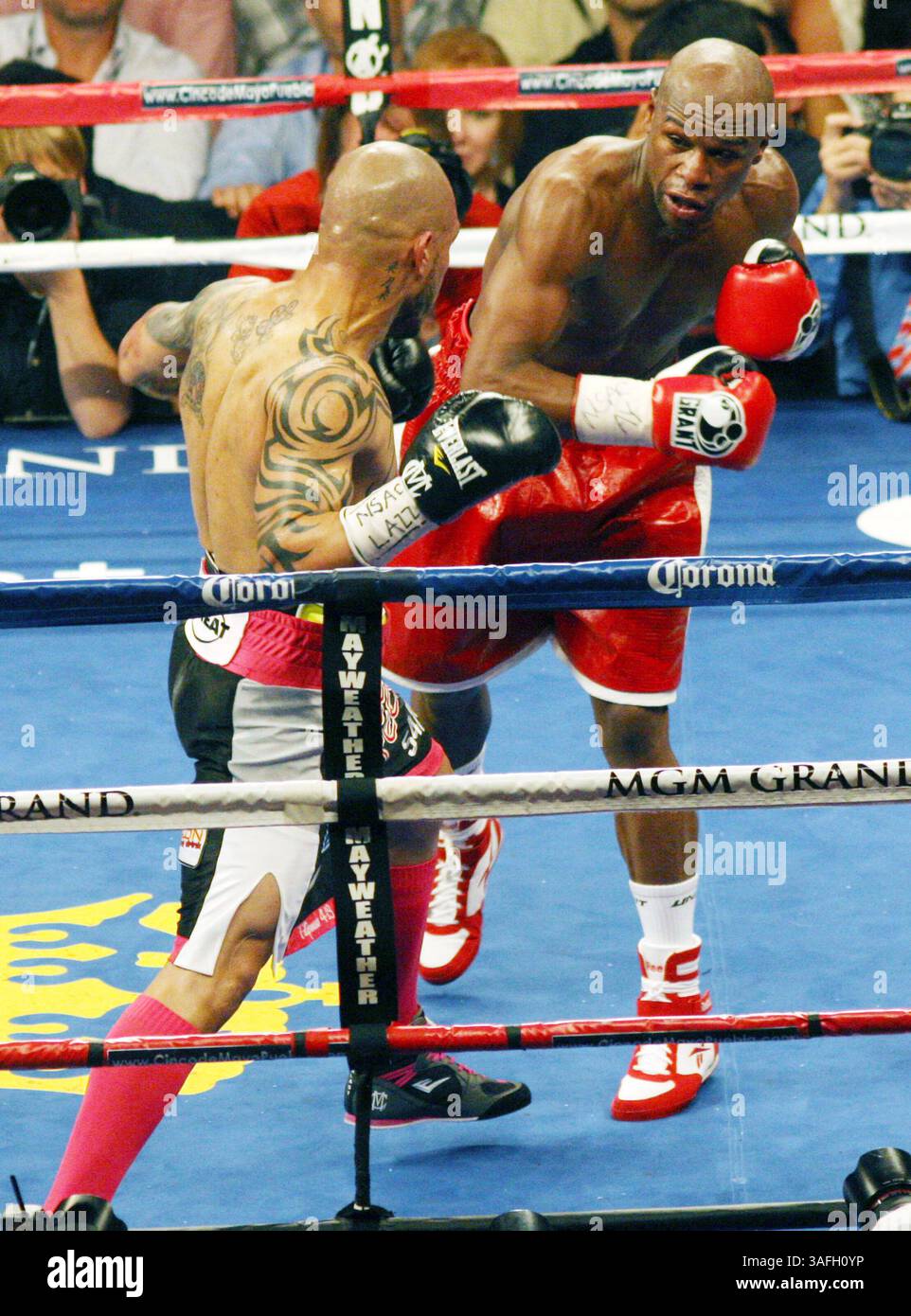 FLOYD MAYWEATHER JR., à droite, combat MIGUEL COTTO dans leur combat WBA & WBC Super Welterweight le samedi 5 mai 2012 à Las Vegas, NV. Mayweather a gagné sur une décision. (Crédit image : © Barry Sweet/ZUMAPRESS.com) Banque D'Images