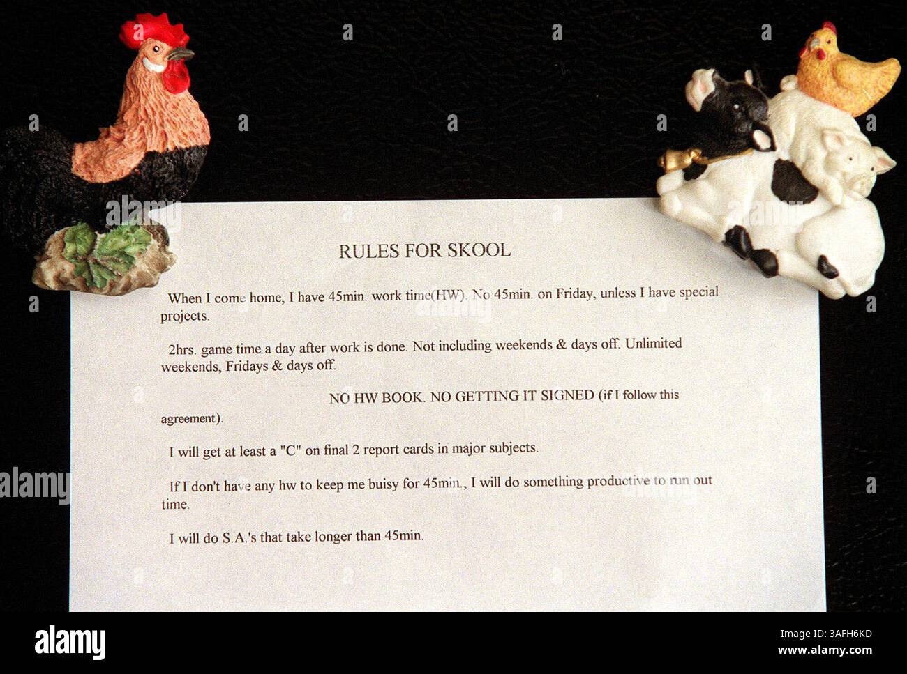 ''règles pour Skool'' est une liste de règles sur le réfrigérateur de cuisine que Kannon Cummings, 13 ans, s'est essentiellement écrit pour suivre. En lui permettant essentiellement de faire ses propres règles, il a amélioré son éthique de travail et évite une rébellion des sens. Jeudi 15 mars 2002. (Crédit image : The Washington Times/ZUMAPRESS.com) Banque D'Images