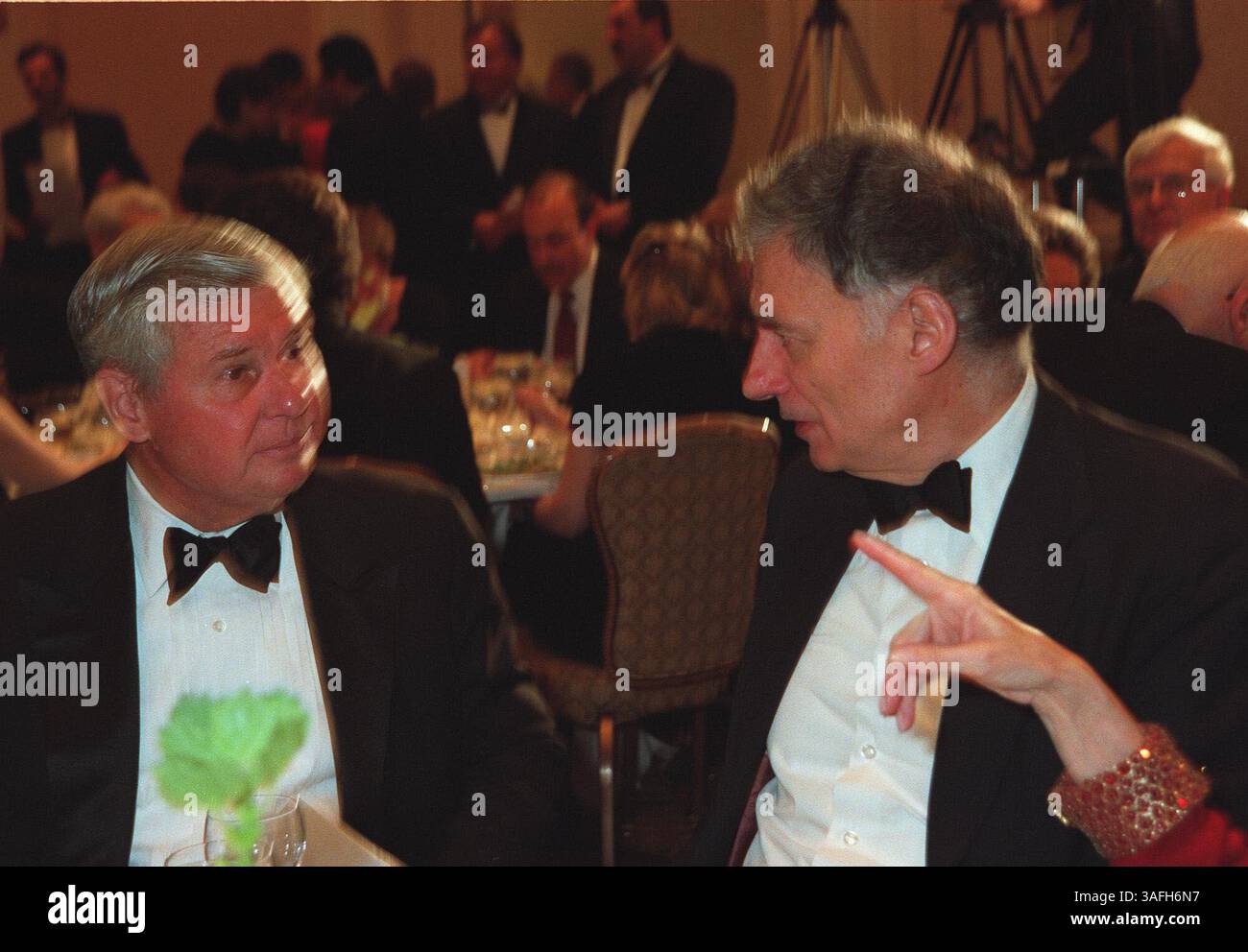 Pendant qu'ils s'assoient pour dîner et discuter, le sénateur Bob Graham a les yeux, mais pas son attention, temporairement détournés de l'ancien candidat du Parti vert Ralph Nader par un doigt qui remue. Les deux hommes assistaient au gala de la Task Force américaine pour le Liban. L'événement a eu lieu à l'hôtel Monarch le samedi 16 mars 2002. (Crédit image : The Washington Times/ZUMAPRESS.com) Banque D'Images
