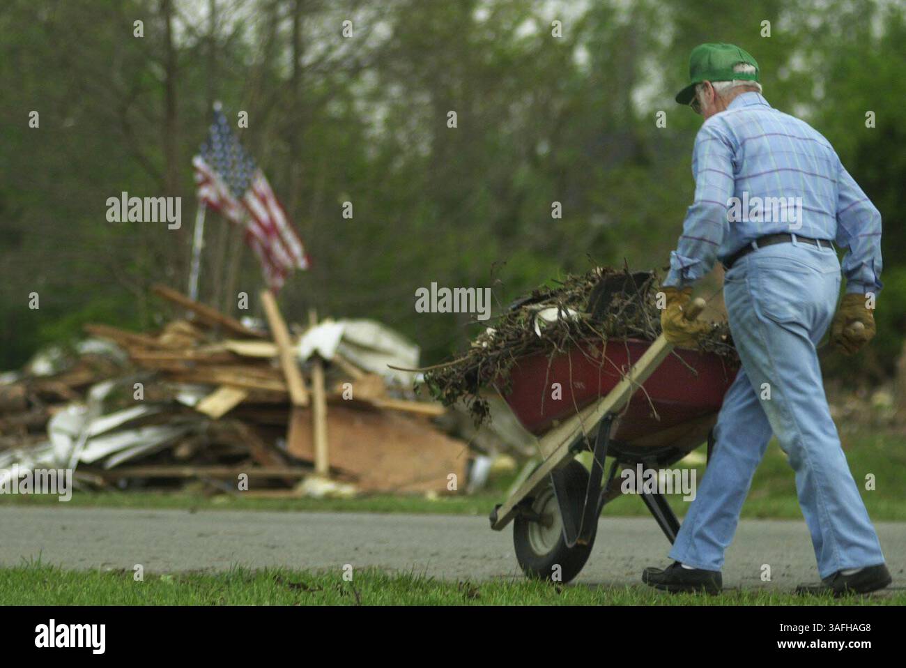 John L. Sullivan, 80 ans, nettoie sa propriété de la tornade qui a frappé la Plata. Jeudi 2 mai 2002 (image crédit : The Washington Times/ZUMAPRESS.com) Banque D'Images
