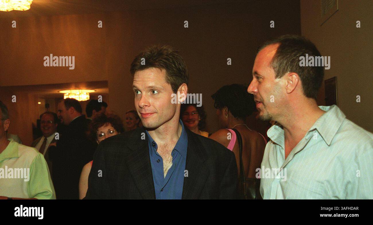 Après une représentation de Merrily We Roll Along de Stephen Sondheim au Kennedy Center, le samedi 13 juillet 2002, l'acteur Michael Hayden et Patrick Vaccarillo (Credit image : The Washington Times/ZUMAPRESS.com) Banque D'Images