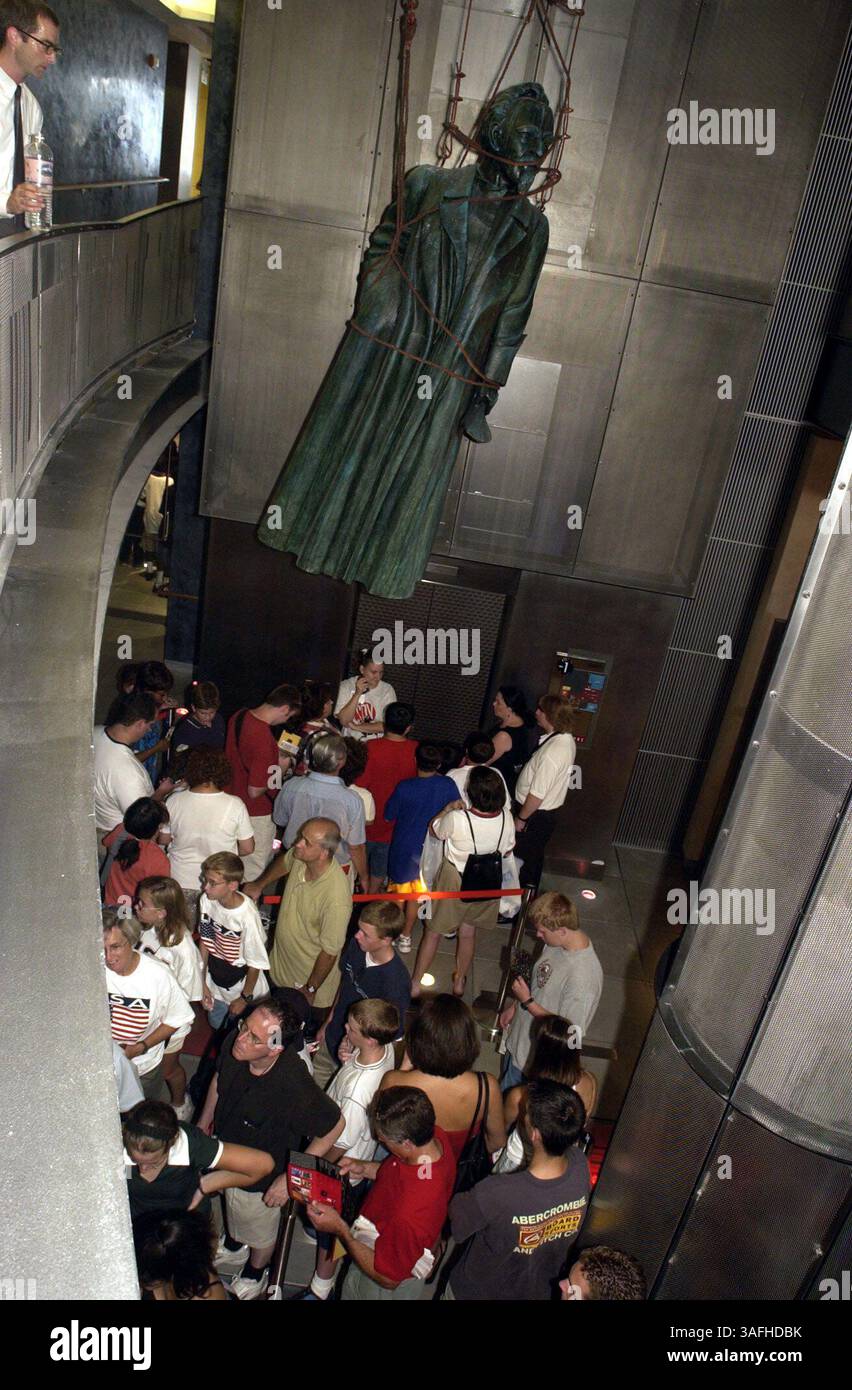 L'International Spy Museum a ouvert ses portes sur F Street à Washington, DC, avec une cérémonie qui comprenait des divertissements et des dignitaires. Les foules coulent sous une statue de Feliks Dzerzhinsky, vendredi 19 juillet 2002. La statue a été renversée de sa base devant le siège du KGB, symbolisant la fin du régime soviétique. (Crédit image : The Washington Times/ZUMAPRESS.com) Banque D'Images