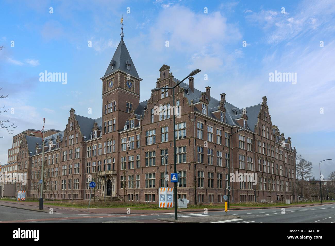 La Haye, pays-Bas. 15 février 2025. La partie ancienne du siège de Shell Netherlands à la Haye Banque D'Images