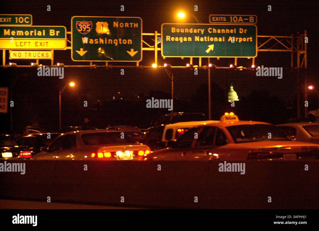 La circulation reste immobile sur la I-395 N en direction de DC après qu'une femme a été abattue dans un Home Depot près de Falls Church, va, lundi soir, 14 octobre 2002. (Crédit image : The Washington Times/ZUMAPRESS.com) Banque D'Images
