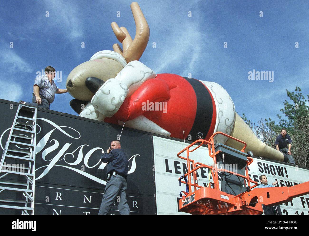 Ivy le renne est de retour ! Le renne gonflable géant de 19 pieds volé au Tysons Corner Center plus tôt cette semaine a été retrouvé après une dénonciation anonyme à la sécurité du centre commercial. Le renne en nylon fabriqué sur mesure de 5 000 a été installé sur le dessus de la chapiteau du centre commercial à l'entrée de la route 7 par les travailleurs de l'entretien du centre commercial mercredi matin, 20 novembre 2002. (Crédit image : The Washington Times/ZUMAPRESS.com) Banque D'Images
