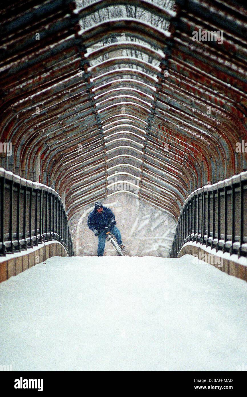 Jose Rojas a du mal à traverser à vélo un pont piétonnier sur la I-395 à Arlington, Virginie jeudi 5 décembre 2002 alors que la région de Washington a vu sa première neige de la saison. (Crédit image : The Washington Times/ZUMAPRESS.com) Banque D'Images