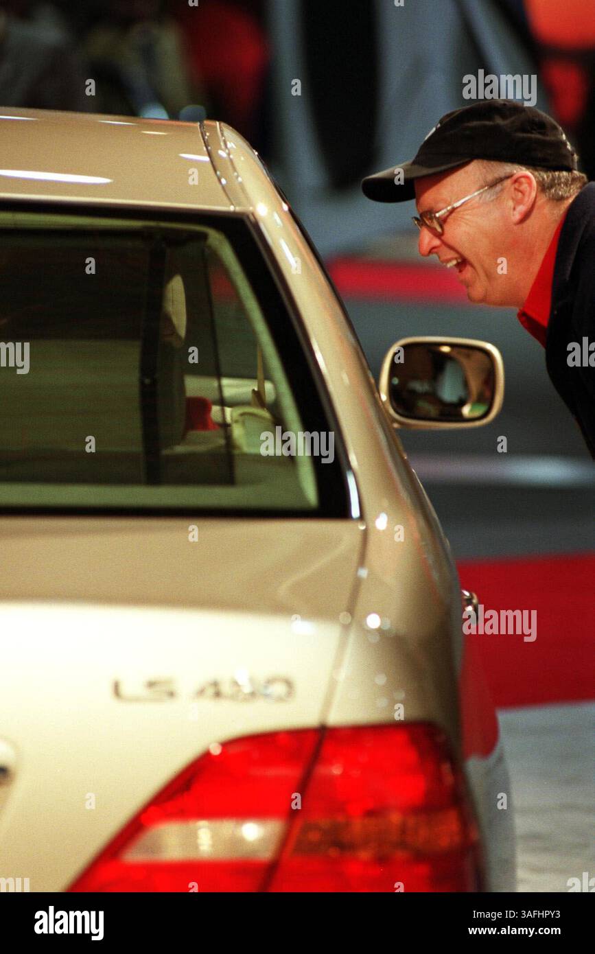Ray Beaudoin regarde une Lexus LS 430 2003 au salon de l'auto de Washington 2003 au DC Convention Center de Washington le jeudi 26 décembre 2002. (Crédit image : The Washington Times/ZUMAPRESS.com) Banque D'Images