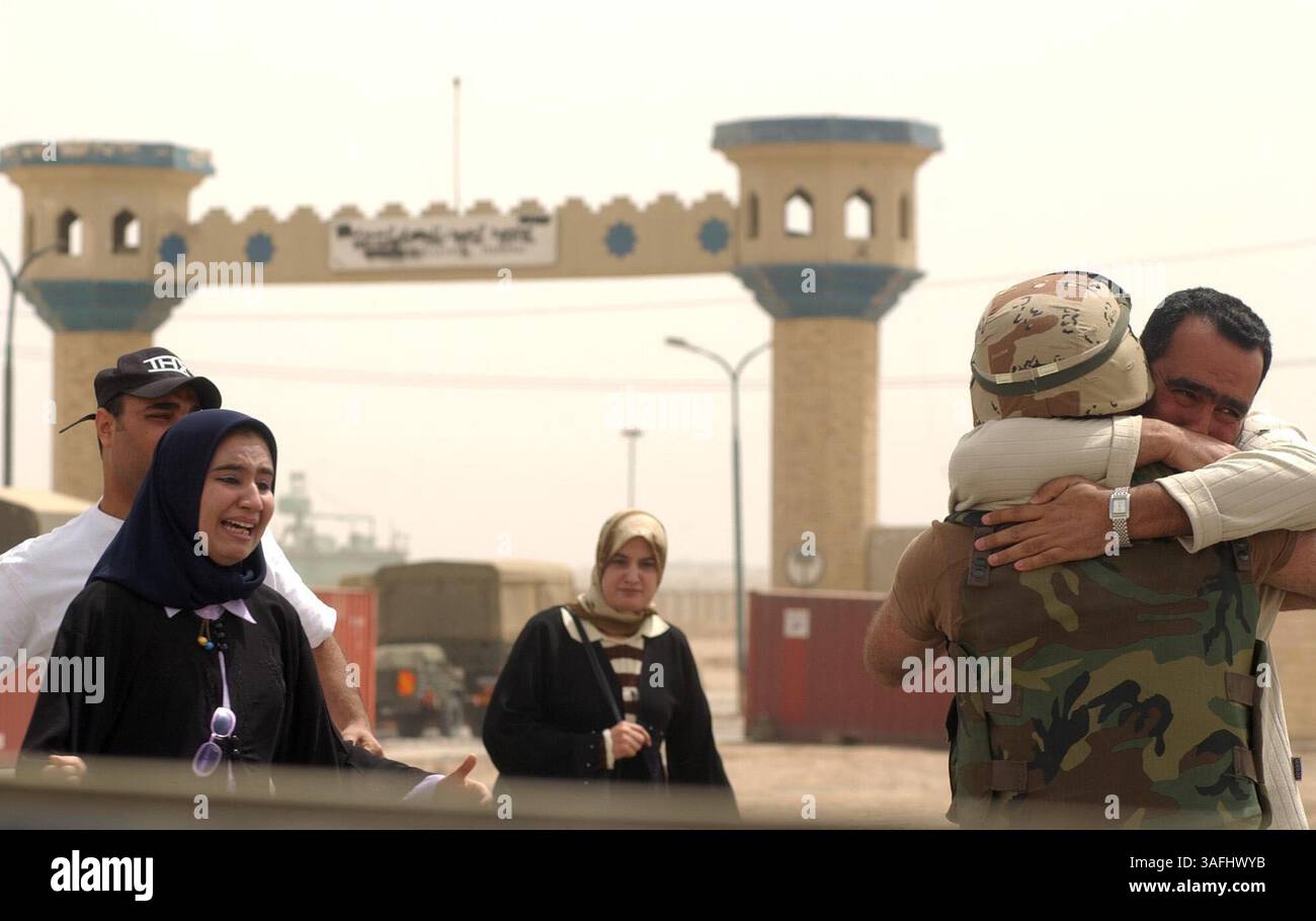 Ahmed Alenezi retrouve sa famille pour la première fois en 13 ans. De gauche à droite : frère Ali, sœur Ummaima, cousine Sheda et frère Munir. Umm Qasr, Irak le 31 mars 2003. La famille est partie de Bassorah en voiture pour voir Ahmed après sa rencontre fortuite avec un ami de la famille qui est venu à Umm Qasr pour réclamer une voiture qu'il avait laissée derrière lui. (Crédit image : The Washington Times/ZUMAPRESS.com) Banque D'Images