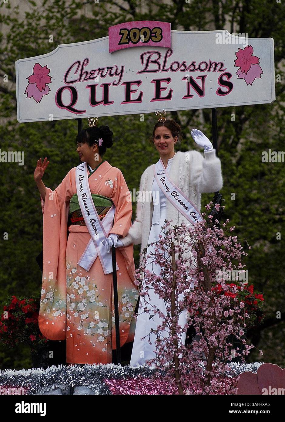 Les Cherry Blossom Queens font signe à la foule lors de la parade annuelle du Cherry Blossom Festival le long de Constitution Ave. NW à Washington, DC le samedi 5 avril 2003. (Crédit image : The Washington Times/ZUMAPRESS.com) Banque D'Images