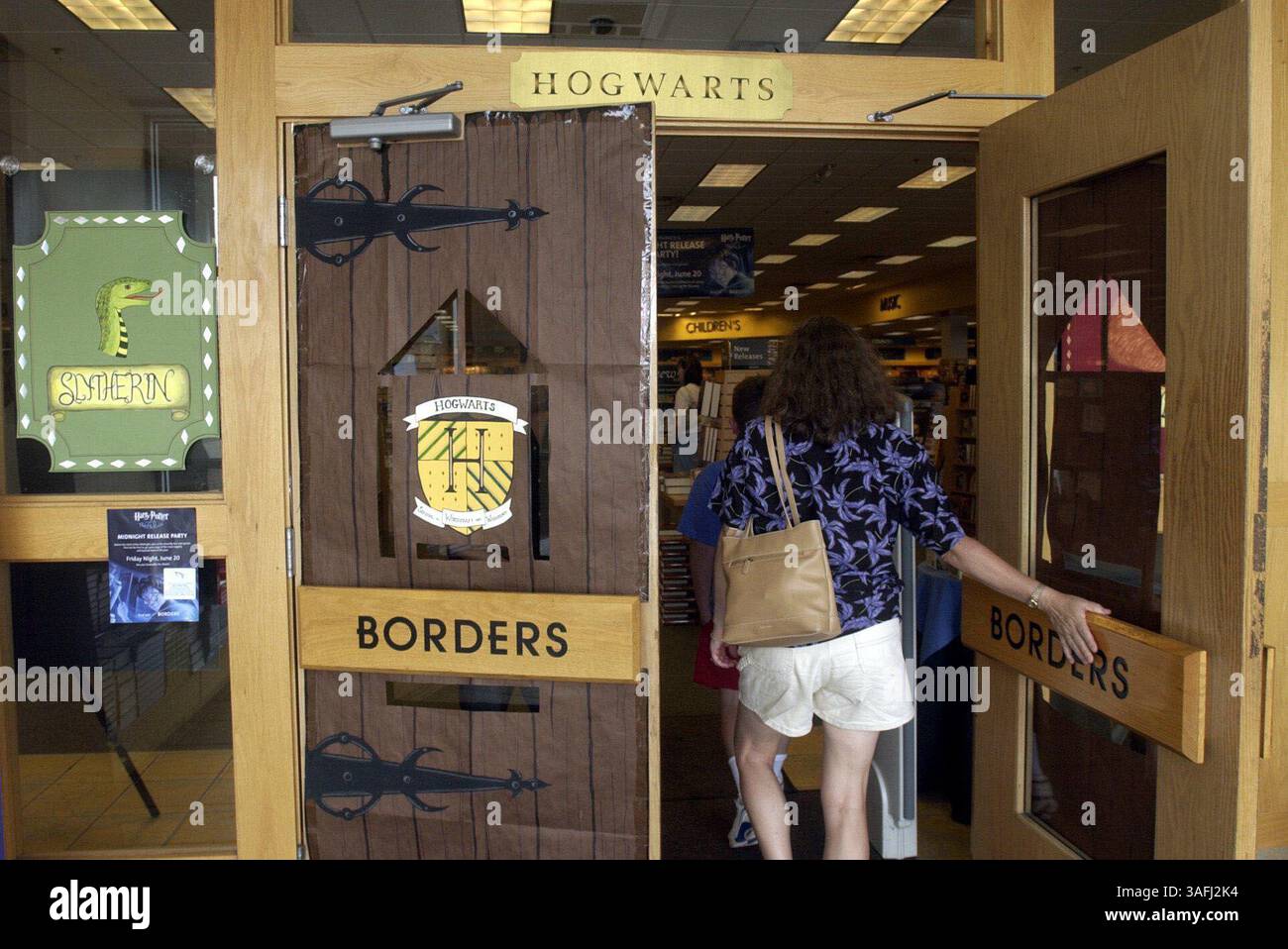La librairie de Germantown Border se prépare pour la vente du nouveau livre Harry Potter en décorant leurs portes d'entrée pour ressembler à l'entrée de ''Poudlard'' de la série sur un garçon magicien, jeudi 19 juin 2003. (Crédit image : The Washington Times/ZUMAPRESS.com) Banque D'Images
