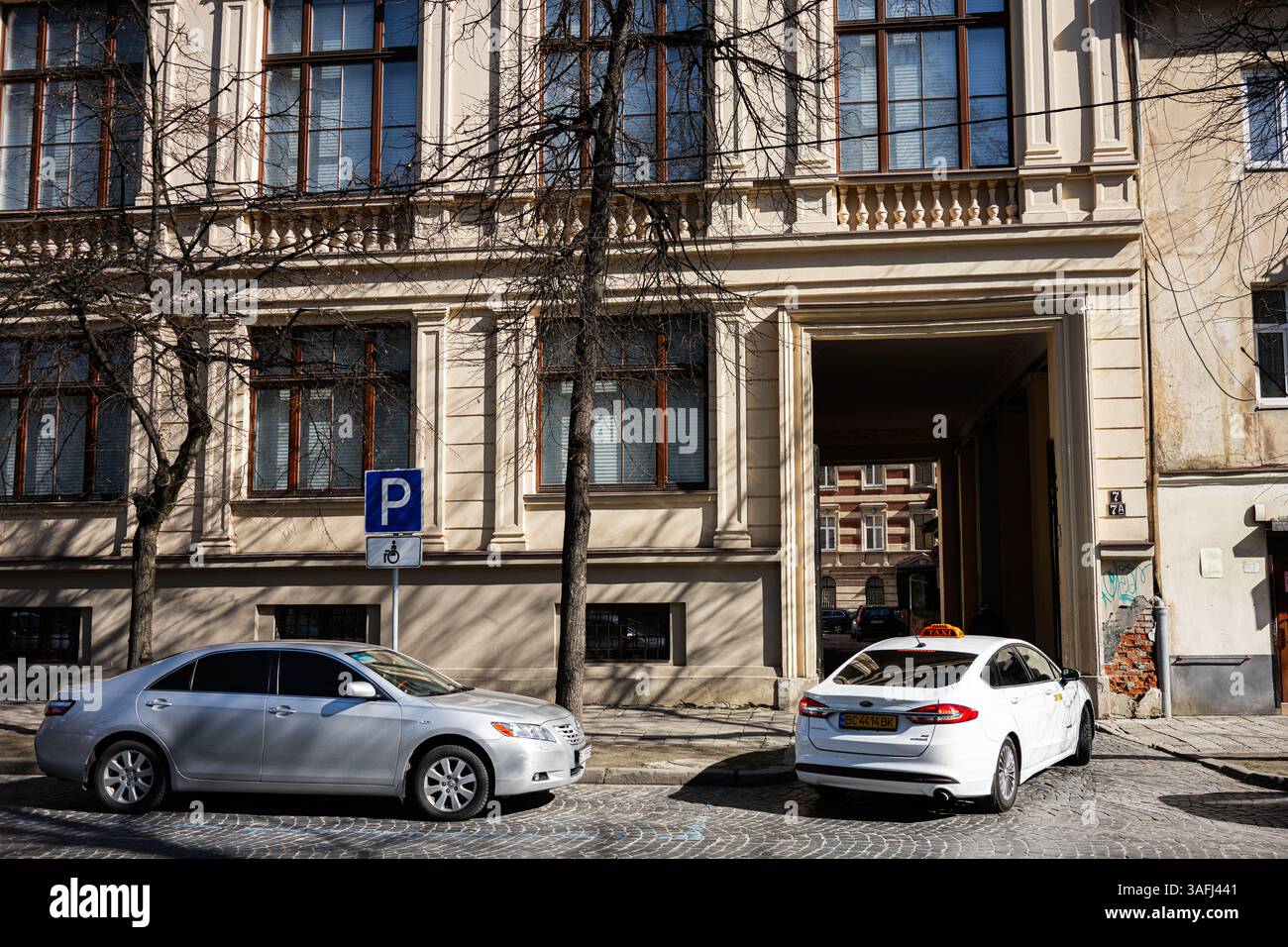 Lviv, Ukraine - 06 avril 2025 : paysage urbain avec des véhicules stationnés le long de bâtiments historiques et un temps ensoleillé Banque D'Images