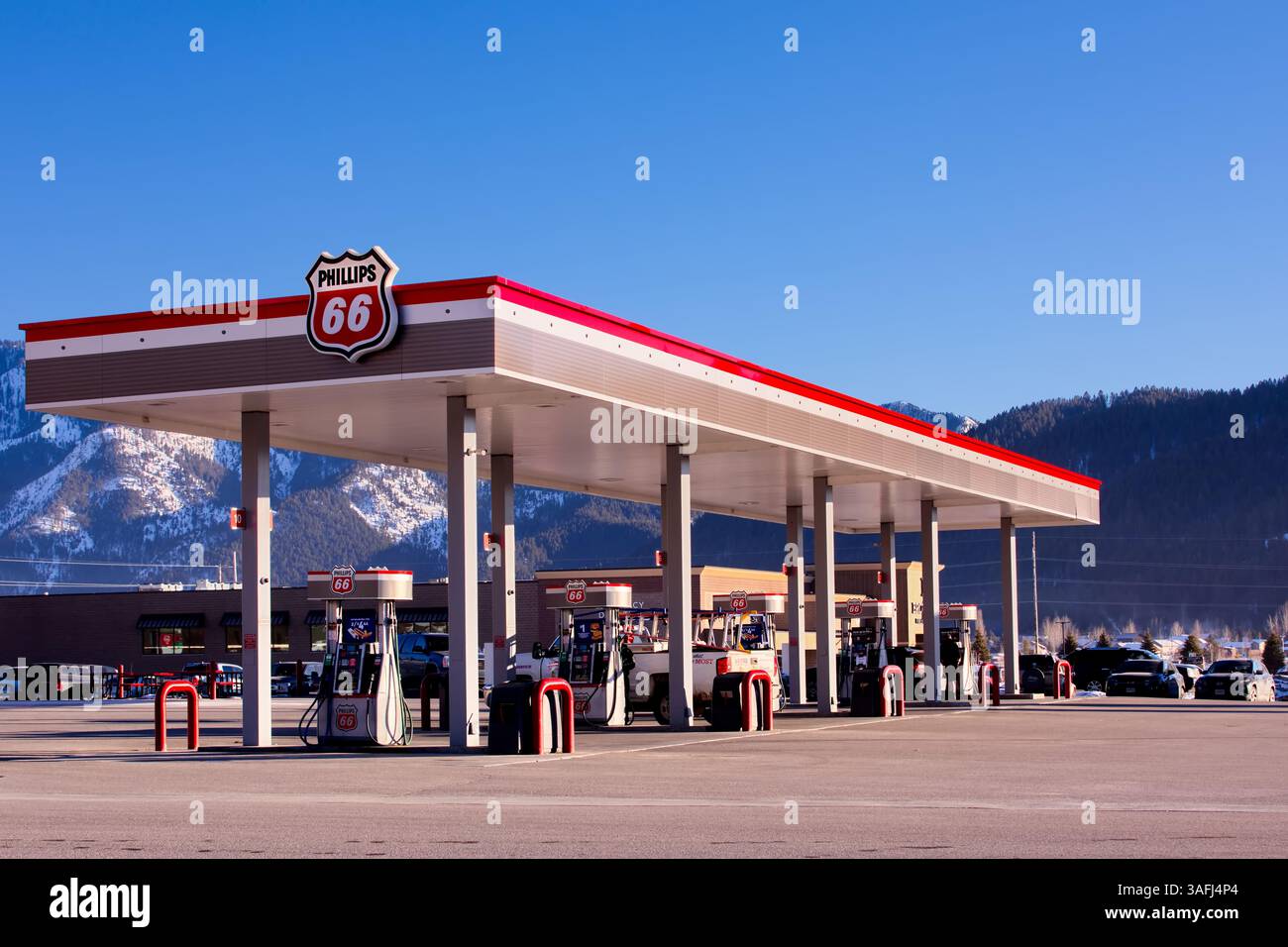 Une station-service Phillips 66 à Victor, Idaho, sur fond de montagnes enneigées et d'un ciel bleu vif, mettant en valeur les paysages ruraux américains Banque D'Images