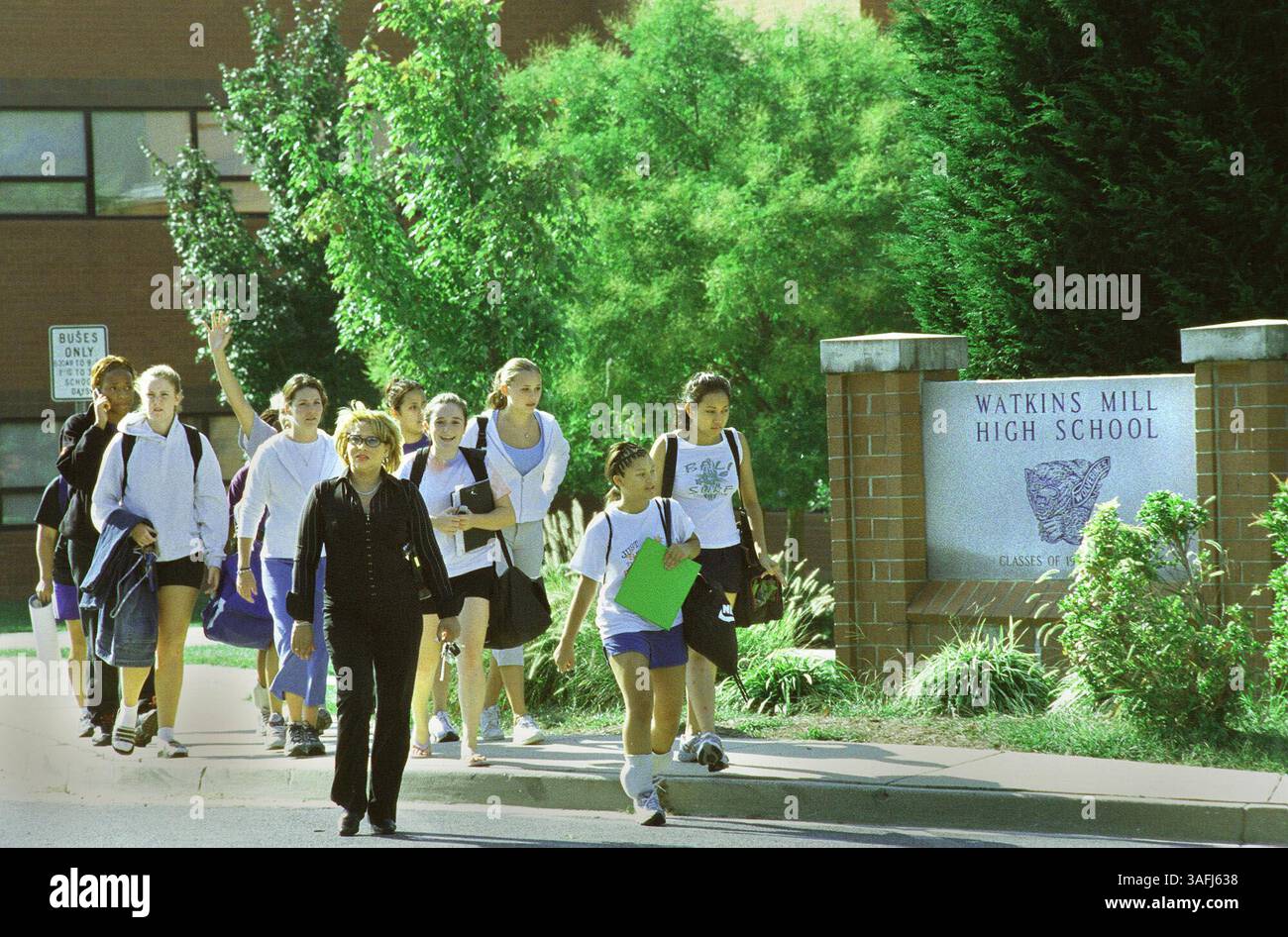 Les élèves quittent le lycée Watkins Mill à Gaithersburg le jeudi après-midi, 11 septembre 2003, après avoir passé la journée enfermée sous un code bleu. Après les activités scolaires ont été annulées, mais l'école ouvrira à l'heure vendredi. La police est à la recherche de trois élèves qui pourraient représenter une menace pour les autres, et qui n'étaient pas à l'école jeudi. (Crédit image : The Washington Times/ZUMAPRESS.com) Banque D'Images
