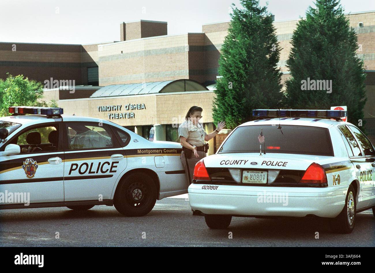 La police du comté de Montgomery bloque l'entrée du lycée Watkins Mill à Gaithersburg le jeudi 11 septembre 2003, après avoir reçu une information d'un parent selon laquelle un élève pourrait être une menace pour les autres. Les élèves de l'école ont passé la journée à l'intérieur enfermé sous un code bleu. Après les activités scolaires ont été annulées, mais l'école ouvrira à l'heure vendredi. La police est à la recherche de trois élèves qui pourraient représenter une menace pour les autres, et qui n'étaient pas à l'école jeudi. (Crédit image : The Washington Times/ZUMAPRESS.com) Banque D'Images