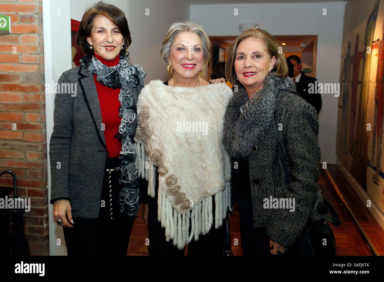 11 avril 2012 - Bogota, Cundinamarca, Colombie - Bogota 11 de abril de 2012. Annie Acevedo, Olga Pumarejo y Maria Victoria Villa asisten a la Exposicion de Ofelia Rodriguez. Foto / CARLOS ORTEGA / CEET (crédit image : © El Tiempo/GDA/ZUMAPRESS.com) Banque D'Images