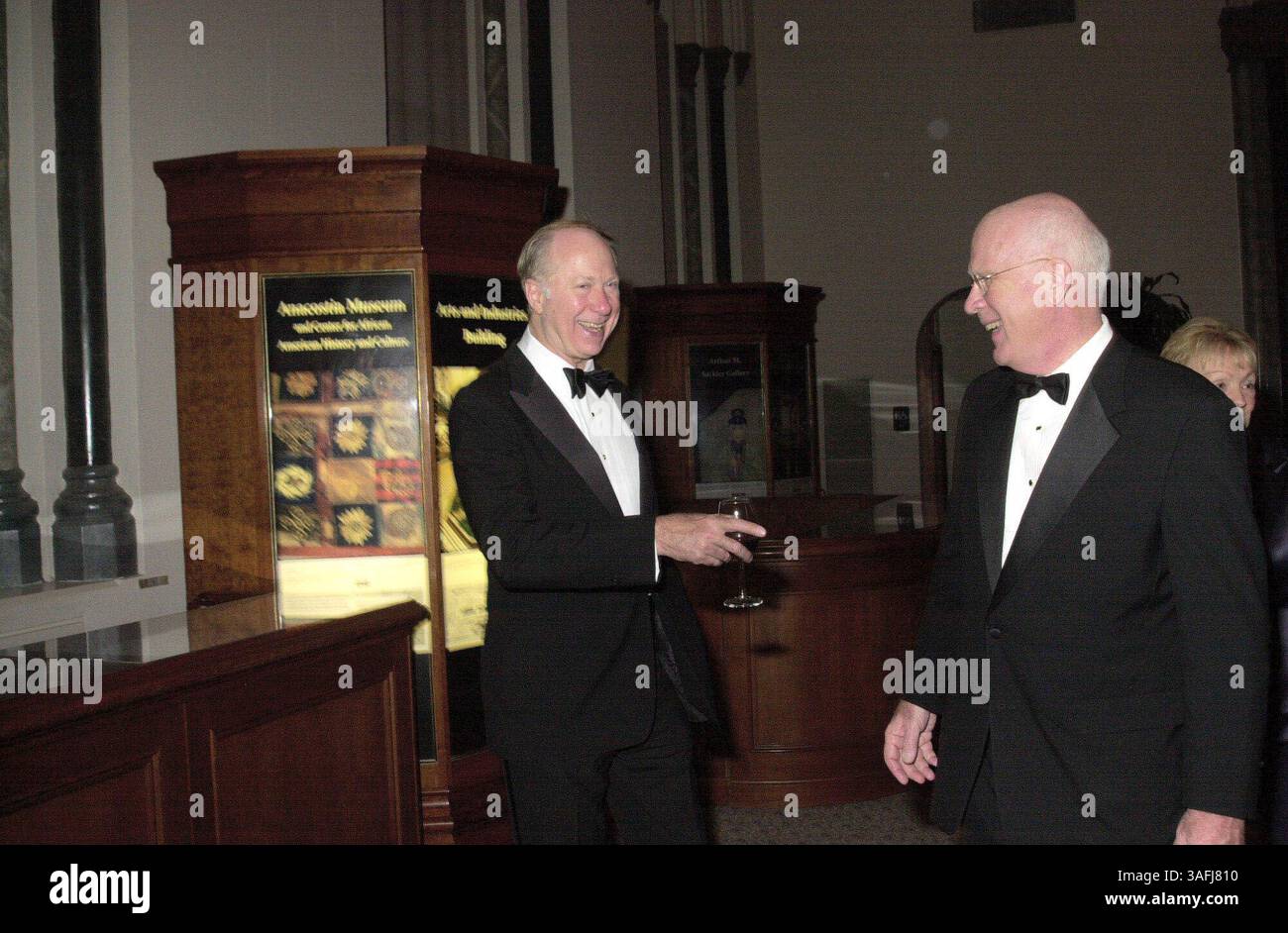 David Gergen et le sénateur Patrick Leahy en rient lors des Peck Presidential Awards honorant la photographe Diana Walker et l’ambassadeur Thomas Pickering au château de Smithsonian le samedi 18 octobre 2003. (Crédit image : The Washington Times/ZUMAPRESS.com) Banque D'Images