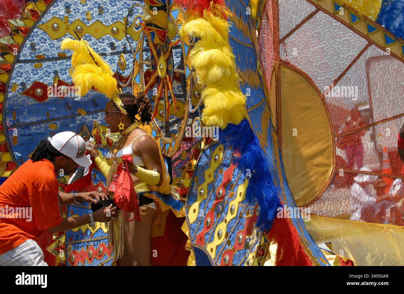 Une danseuse obtient de l'aide pour ajuster son costume lors de la parade annuelle du carnaval des Caraïbes DC, le samedi 28 juin 2008 le long de Georgia Ave. NW, commençant à Missouri Avenue et se terminant au Banneker Recreation Park près de l'Université Howard, qui est devenu le site d'un ''marché international'' avec une cuisine régionale, de la musique live et d'autres divertissements (crédit image : The Washington Times/ZUMAPRESS.com) Banque D'Images