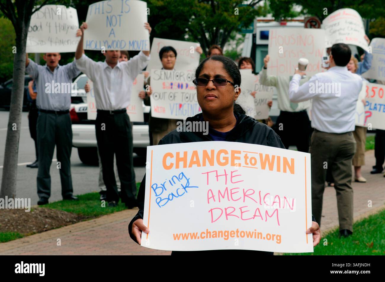 Maria Harris, 44 ans, de Lexington Park, M.D. tient sa pancarte tandis que les partisans de McCain tiennent leur contre-manifestation derrière elle. Lors d'une manifestation devant le candidat républicain à la présidence, le condo Crystal City de Sen. John McCain, parrainé par change to Win, (crédit image : The Washington Times/ZUMAPRESS.com) Banque D'Images