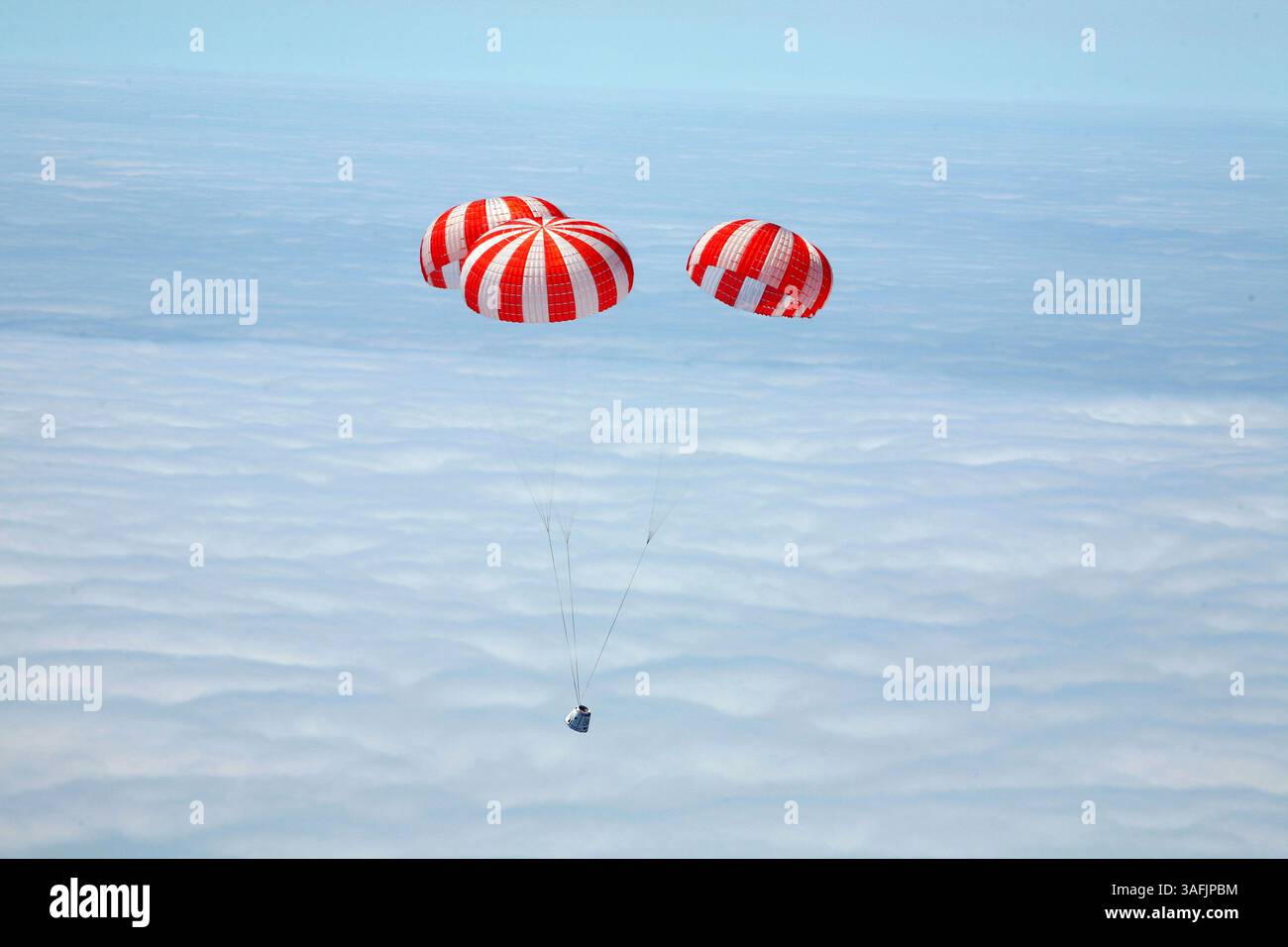 12 août 2010 - États-Unis - SpaceX a effectué un test de chute à haute altitude pour vérifier le système de récupération de parachute du vaisseau spatial Dragon. Largué d'un Erickson S-64 Skycrane 'Elvis' à plus de 14 000 pieds, trois parachutes principaux entièrement déployés ont abaissé doucement Dragon pour une éclaboussure d'eau. La première mission de ravitaillement de la Station spatiale internationale effectuée par un opérateur commercial, SpaceX, devrait avoir lieu le 30 avril 2012. Le vol du Dragon Freighter sans pilote est censé être juste une démonstration, mais son succès marquerait une nouvelle ère dans les vols spatiaux. La NASA est impatiente de passer le relais Banque D'Images