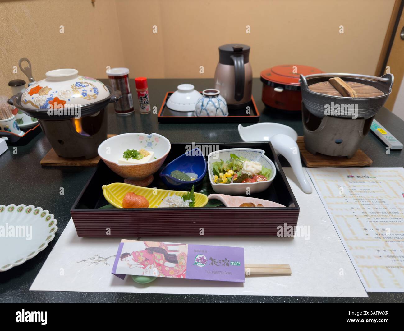 Dégustation traditionnelle de Kaiseki et dîner dans un ryokan japonais de luxe avec plats de saison Banque D'Images