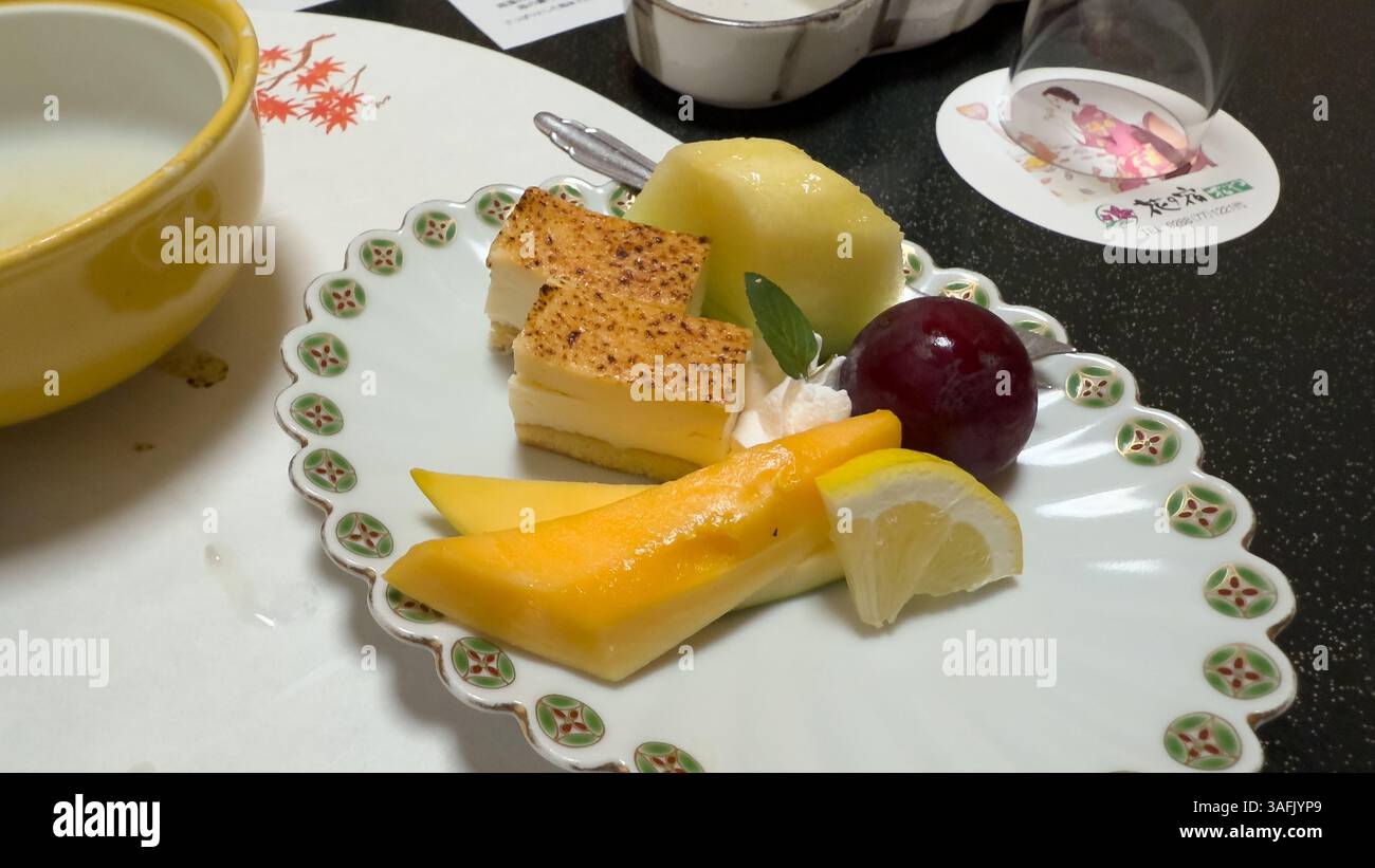 Dégustation traditionnelle de Kaiseki et dîner dans un ryokan japonais de luxe avec plats de saison Banque D'Images