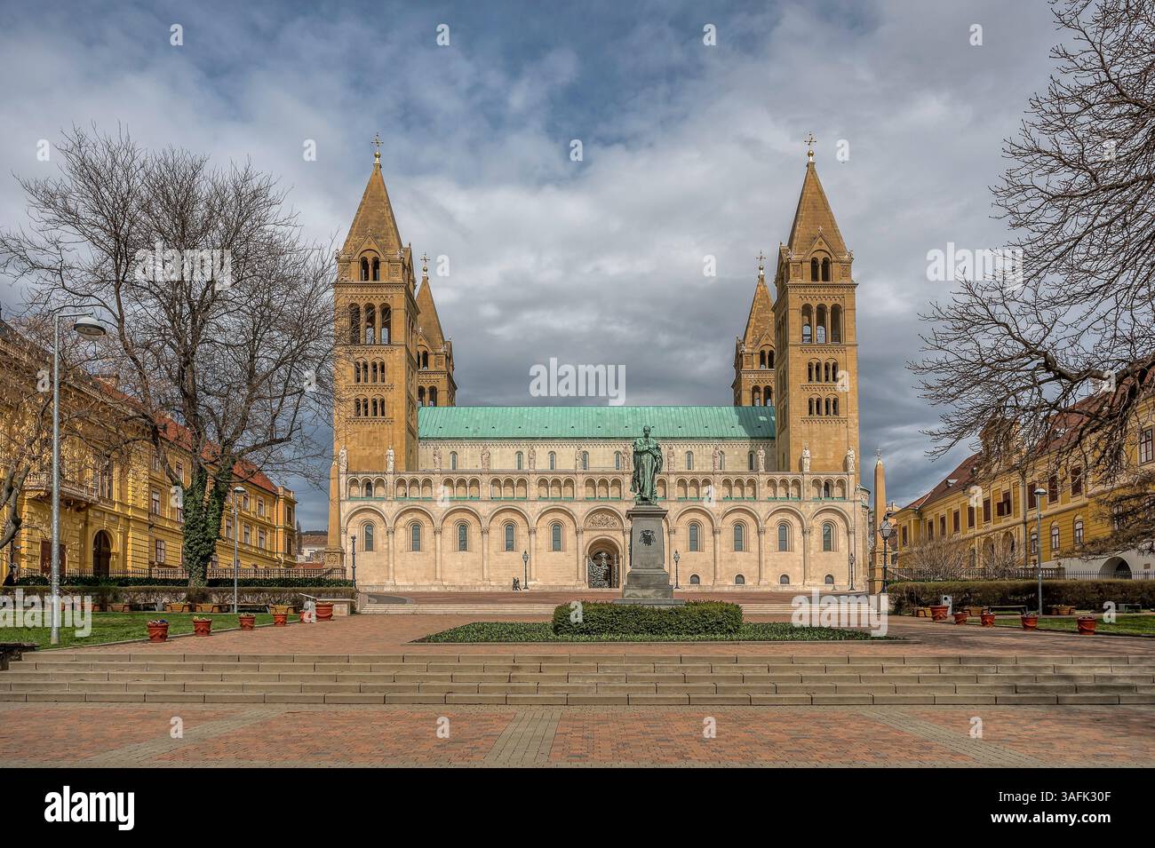 Vue de STS. Cathédrale Pierre et Paul de Pécs, en Hongrie, basilique catholique romaine connue pour son architecture et son importance historique Banque D'Images