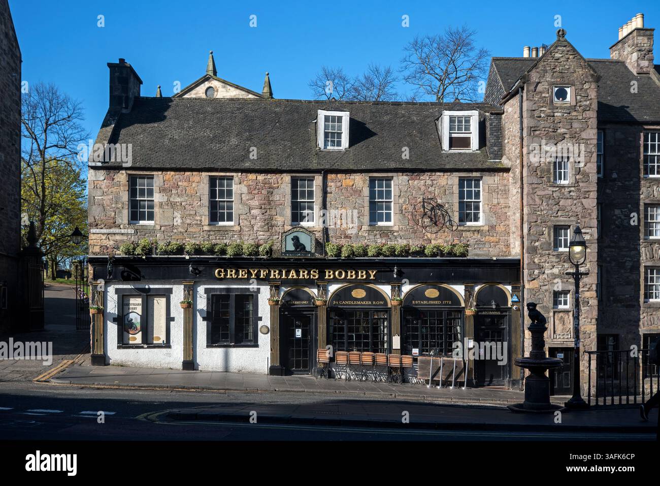 Greyfriars Bobby public House à côté de l'entrée de Greyfriars Kirkyard au sommet de Candlemaker Row, Édimbourg, Écosse, Royaume-Uni. Banque D'Images Greyfriars Bobby public House à côté de l'entrée de Greyfriars Kirkyard au sommet de Candlemaker Row, Édimbourg, Écosse, Royaume-Uni. Banque D'Images