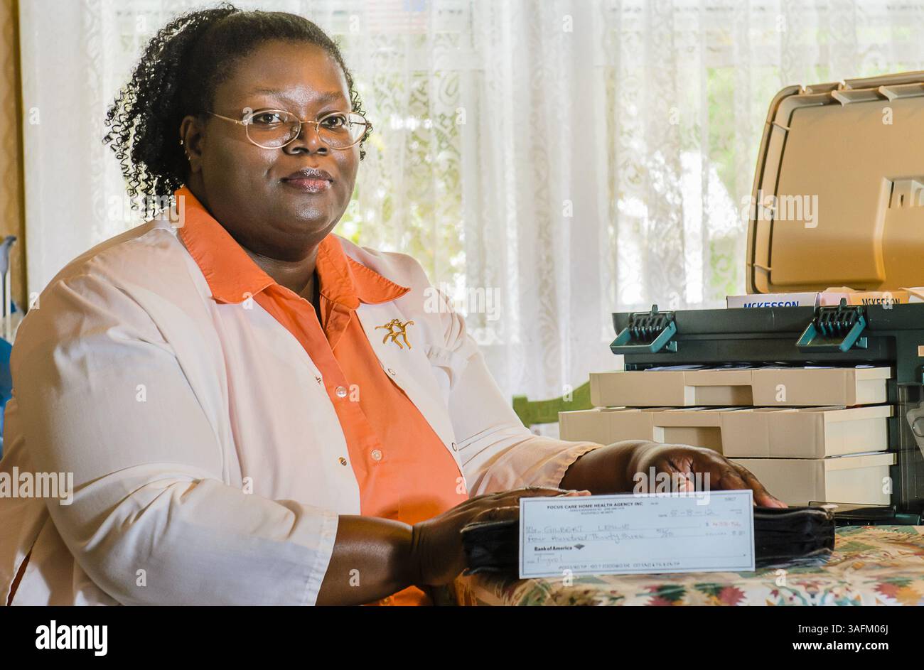 30 mai 2012 - Grand Rapids, mi, États-Unis - Leslie Gilbert, une ancienne employée de Focus Care Home Health, montre le chèque qu'elle a reçu de Focus Care Home Health en compensation de ses arriérés de salaire, mercredi 30 mai 2012 à Grand Rapids, Michigan. Après avoir déposé une plainte auprès de la division des salaires et des heures du Michigan, Focus Care Home Health a transmis le chèque à Gilbert. Malheureusement, c'est pour le montant incorrect. Et non signé. (Crédit image : © Kevin W. Fowler/MCT/MCT/ZUMAPRESS.com) Banque D'Images